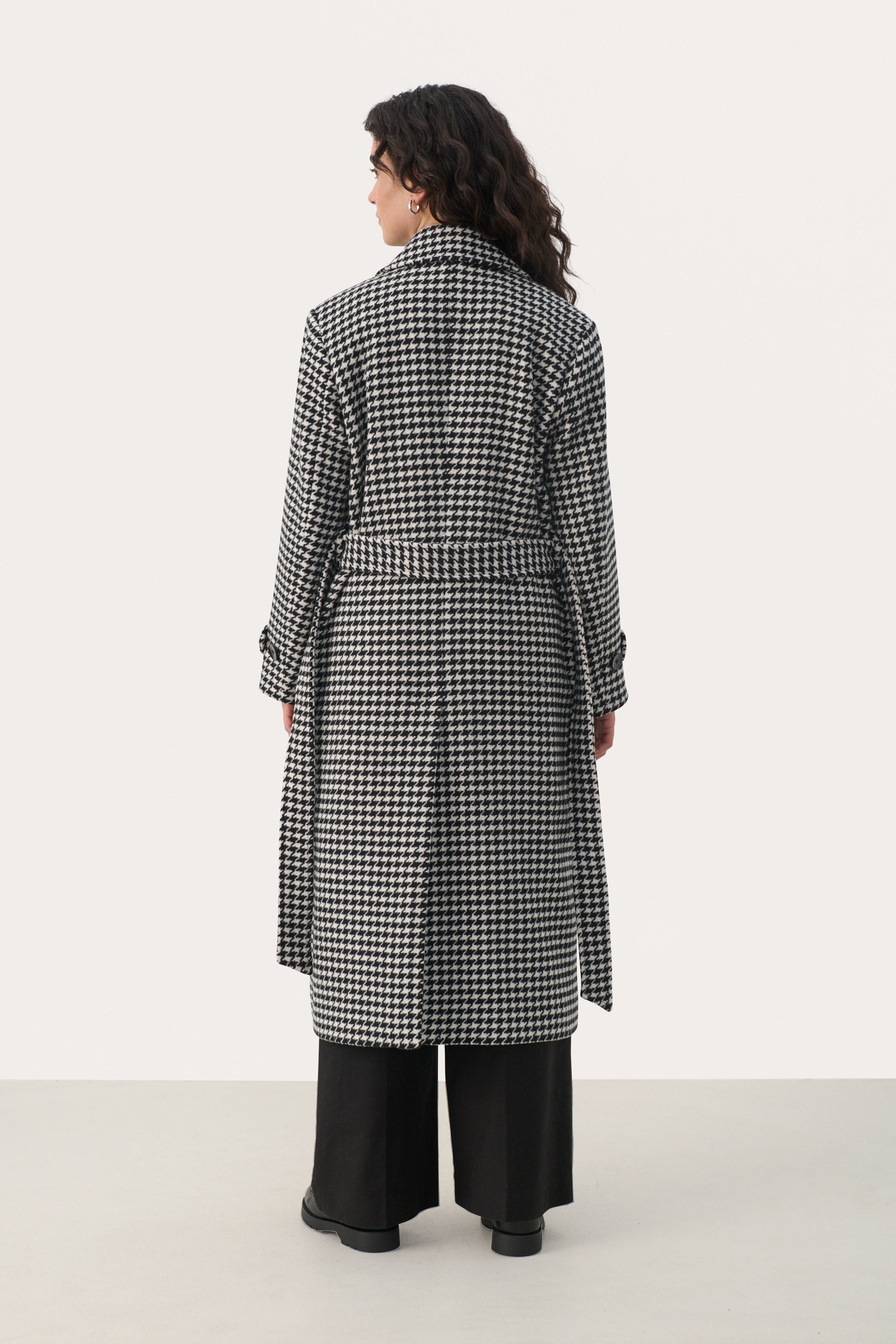 LizaPW Coat LOOKBOOK BACK 30308727-303086