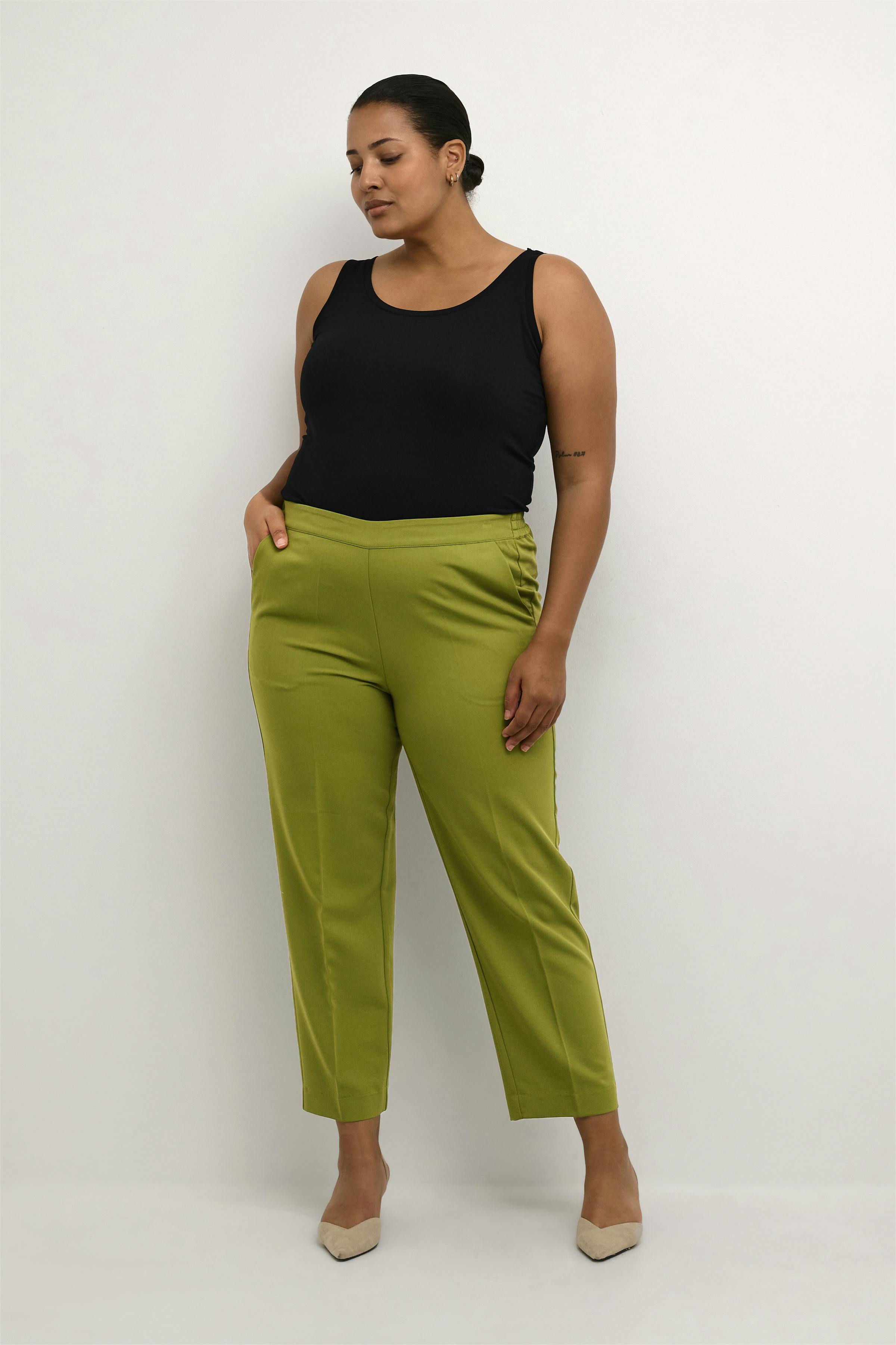 KCsakira Cropped Hose LOOKBOOK FRONT 10580650-180435