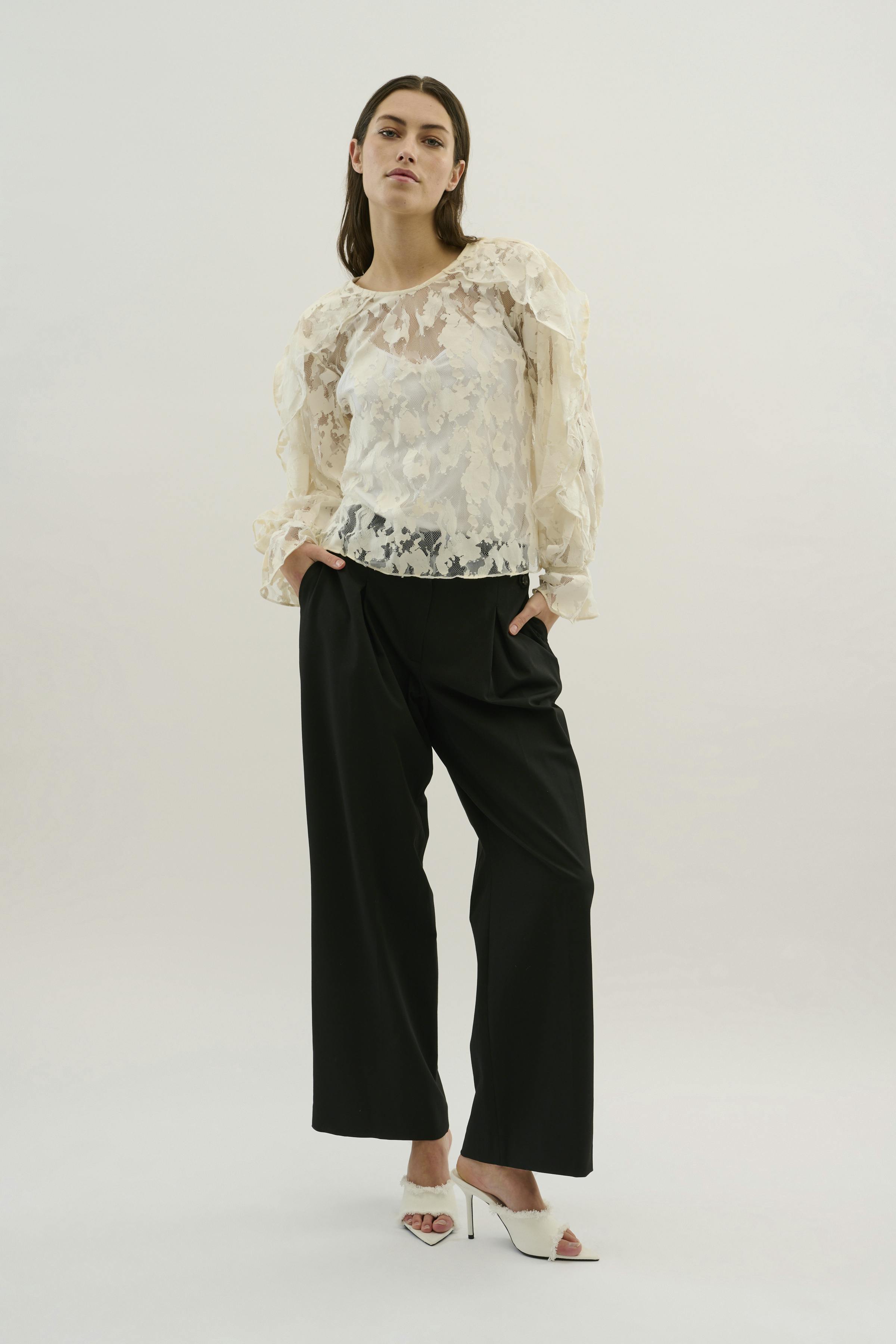 KBPheobe Blouse LOOKBOOK FRONT 10105020-110103