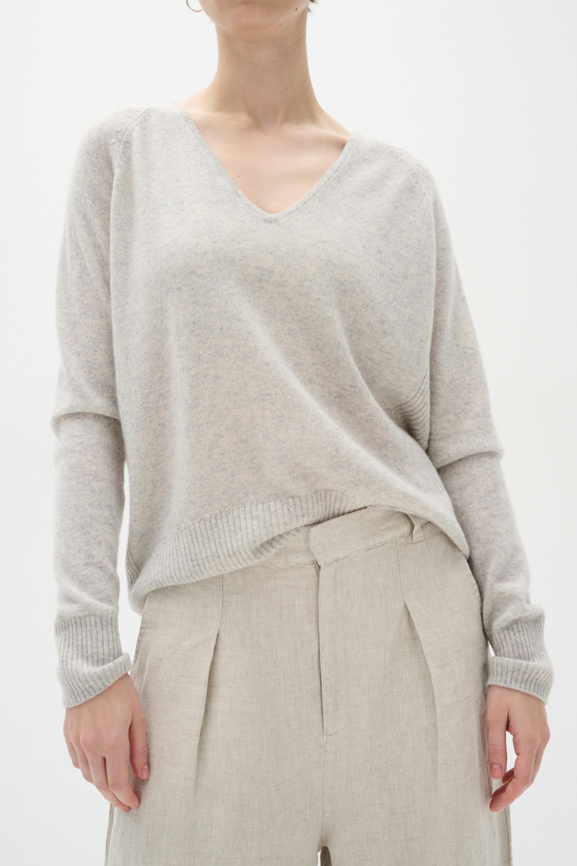 Lukka V-neck Cashmere Pullover LOOKBOOK FRONT 30104240-10045