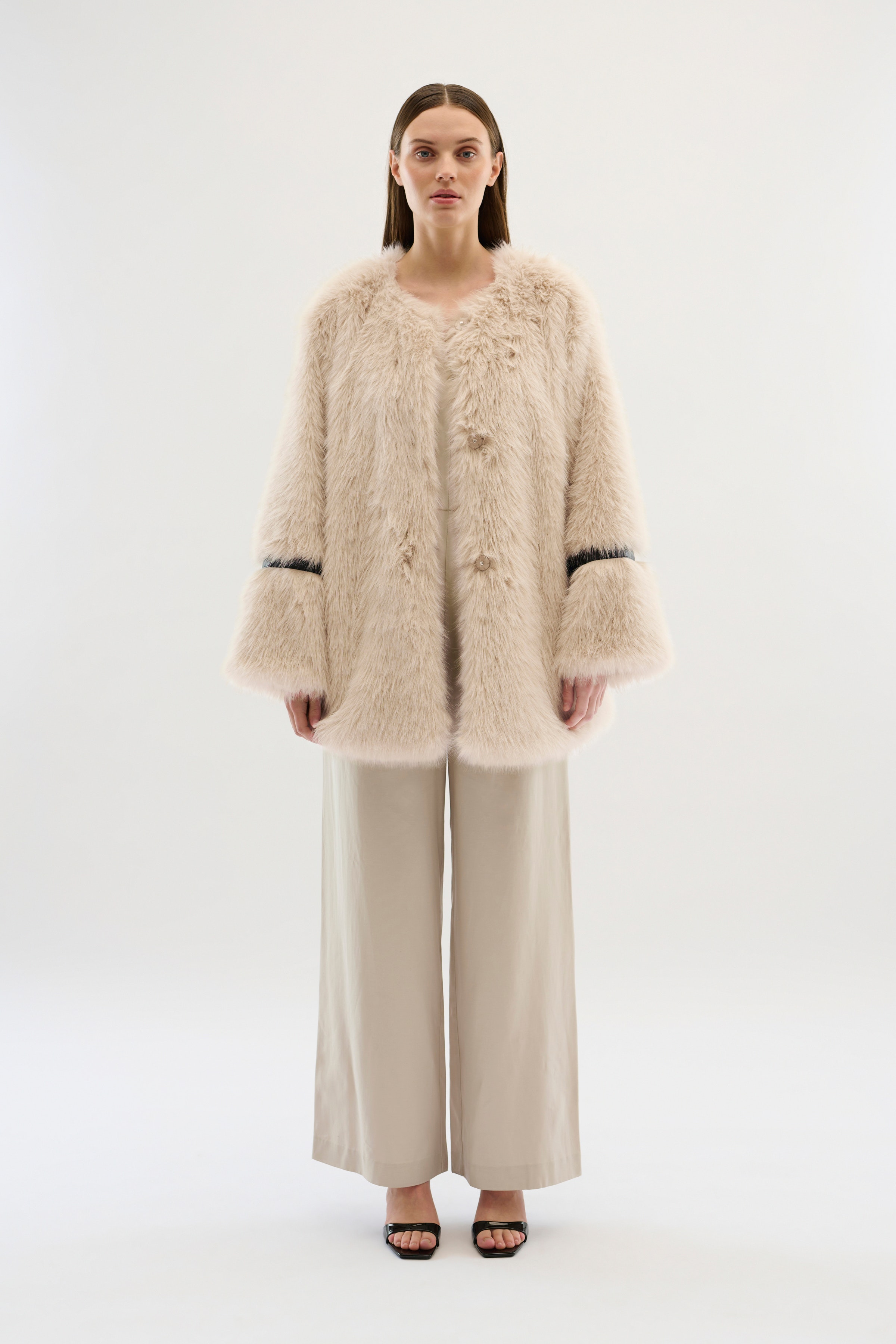 KBPearly Faux Fur Mantel LOOKBOOK FRONT 10104998-154502