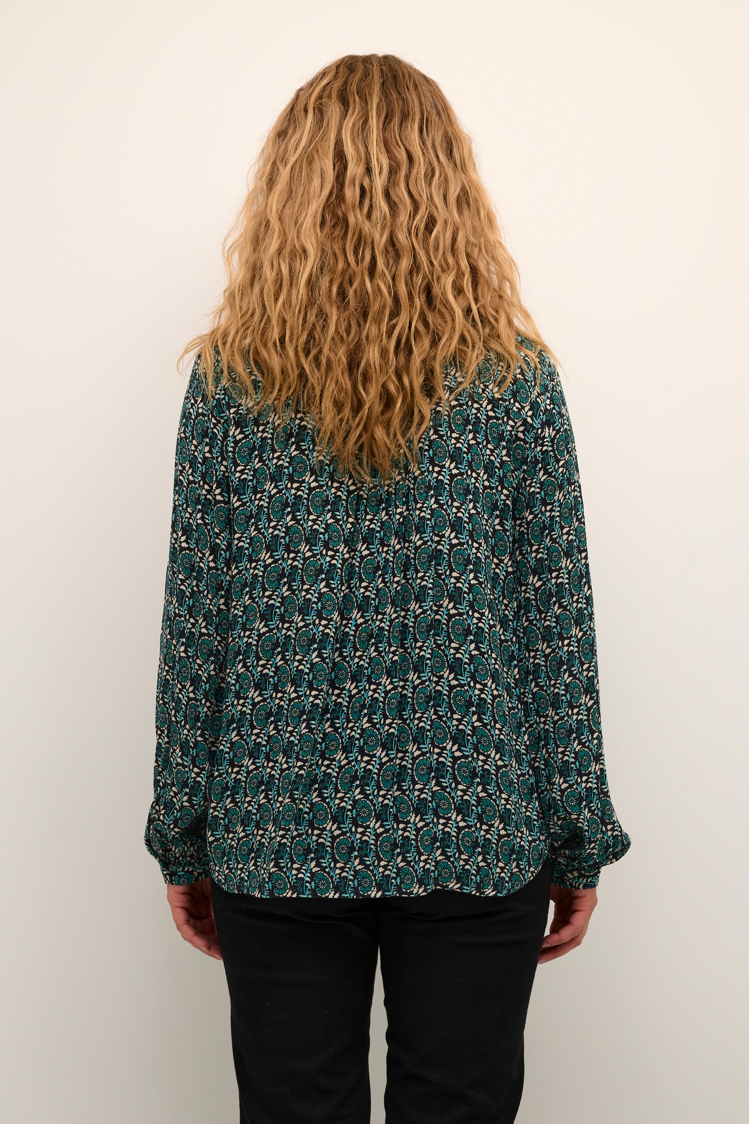 KAkarina Bluse LOOKBOOK FRONT 10507893-104894