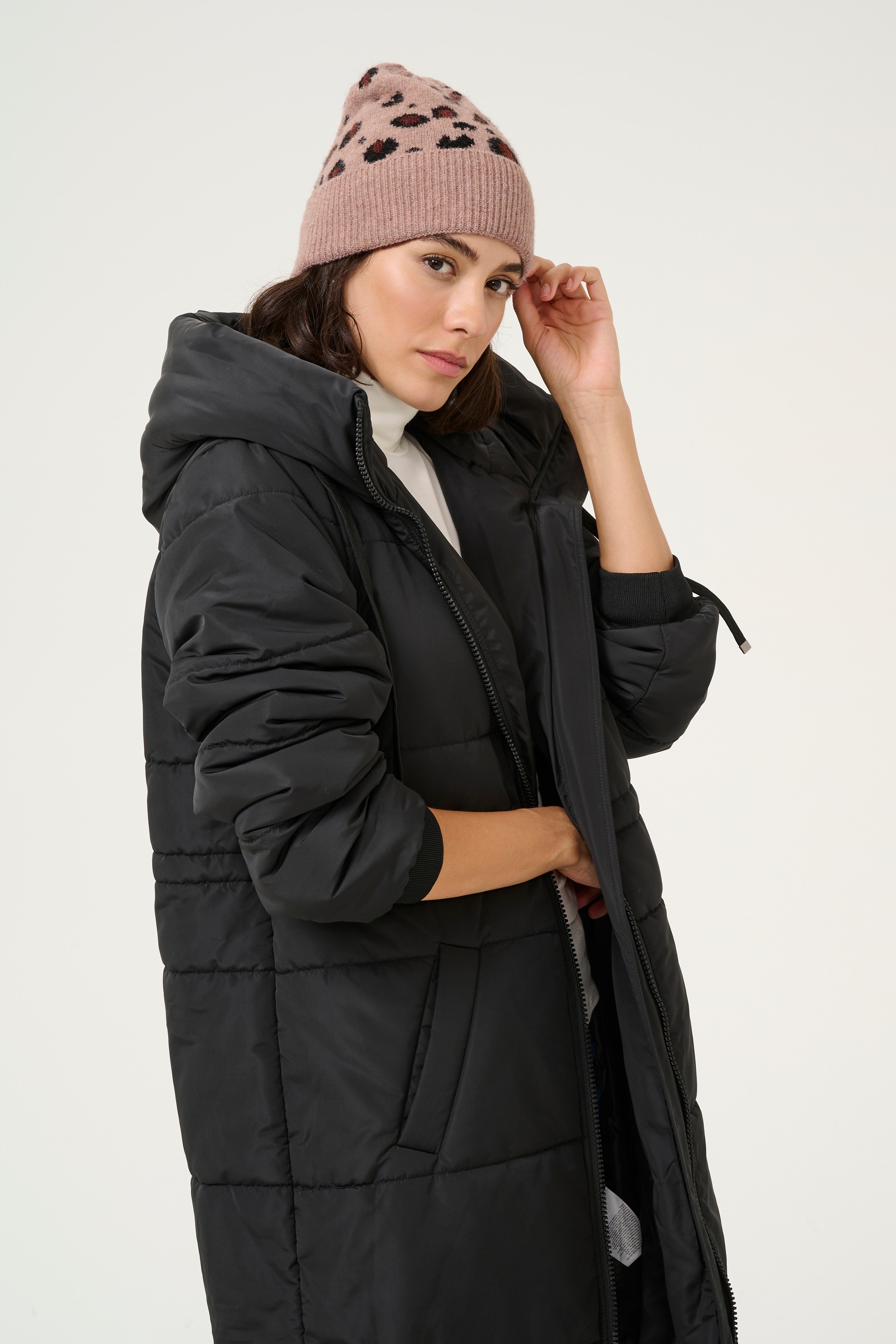 KAmae Hatt LOOKBOOK FRONT 10509910-107448