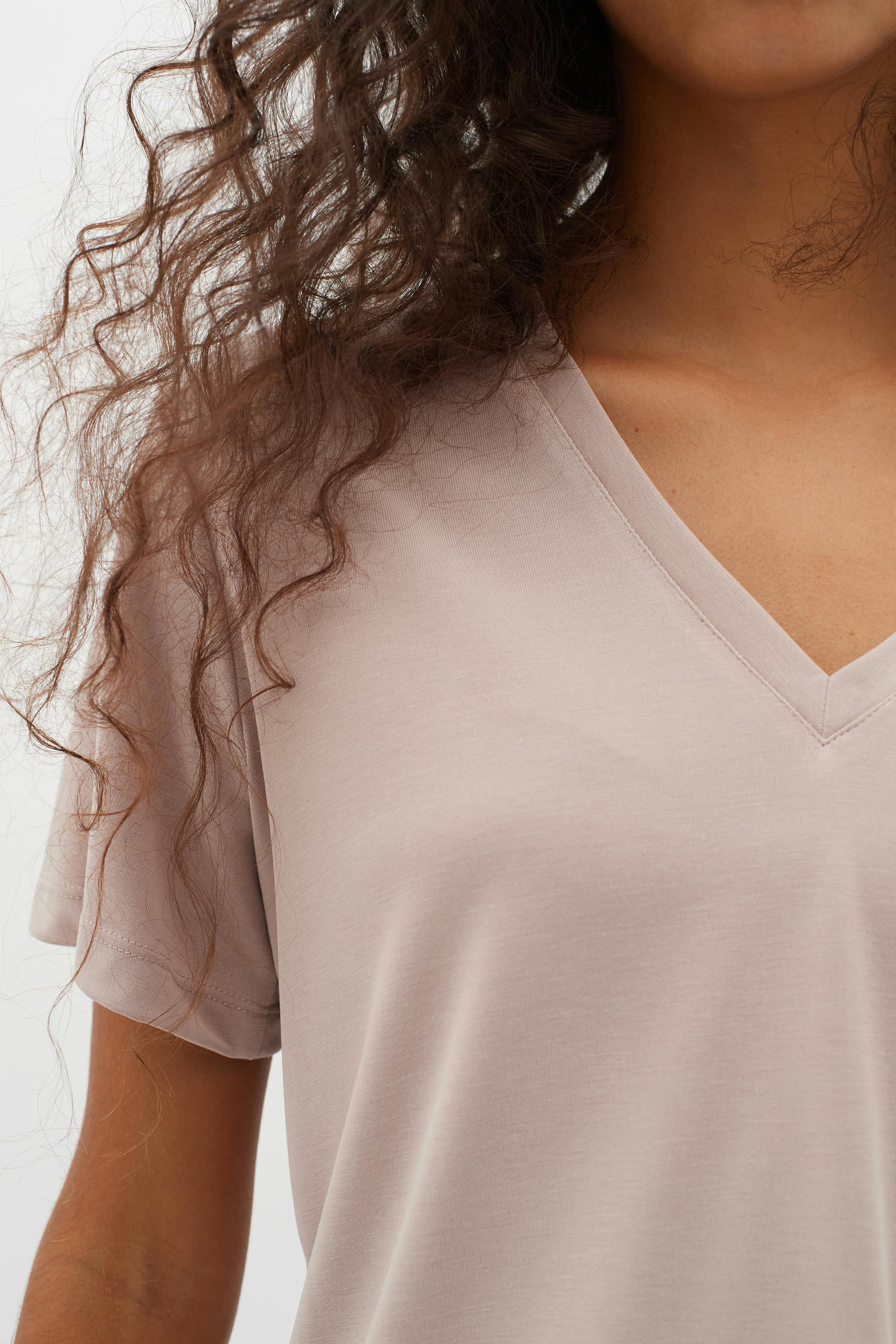 LilianaIW Base V-Neck T-shirt LOOKBOOK DETAIL 30109353-151506