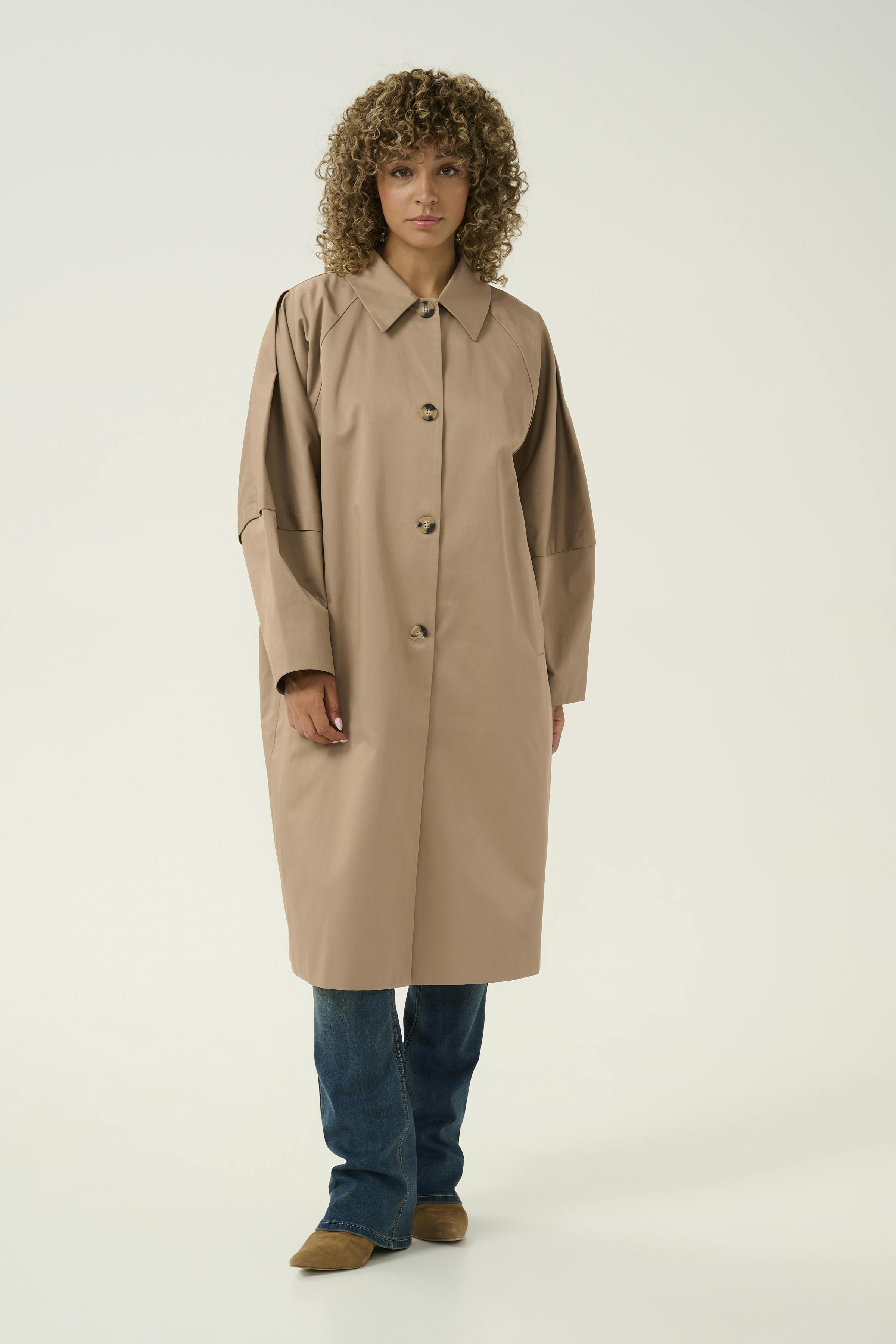 CRThura Trenchcoat LOOKBOOK FRONT 10613107-171022