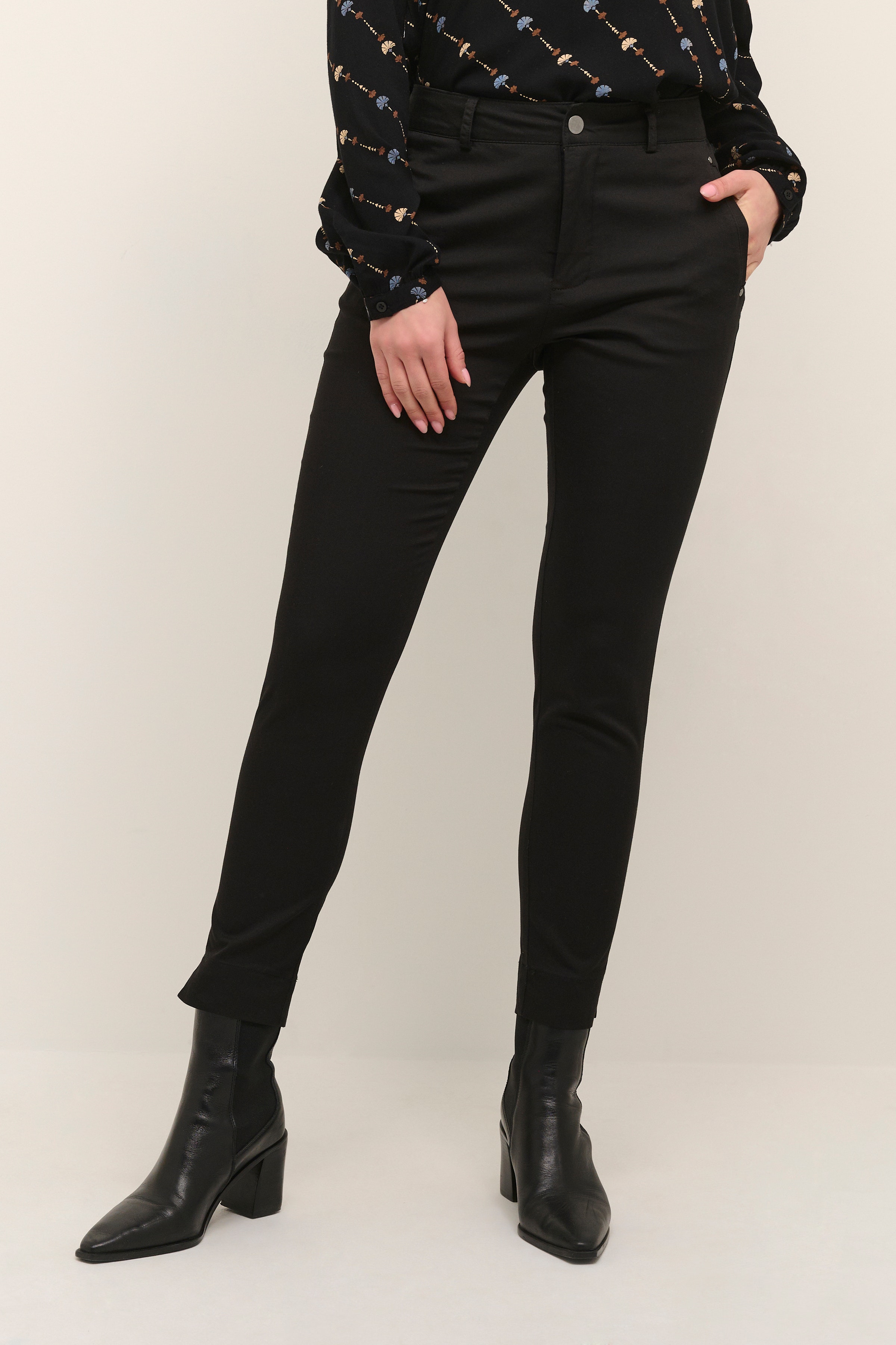 KAlea Bukser LOOKBOOK FRONT 10506839-100121