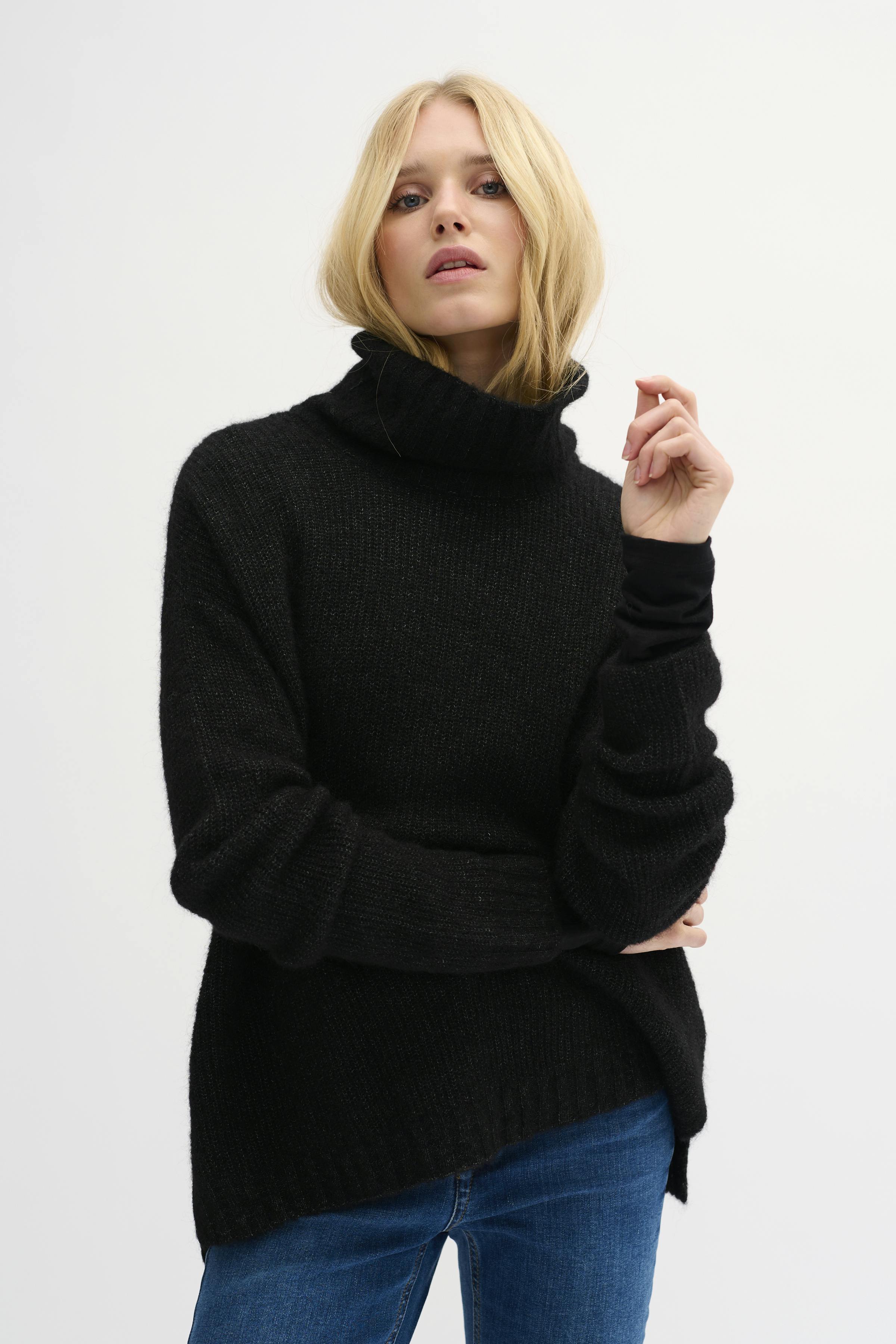 11 THE KNIT ROLLNECK LOOKBOOK FRONT 10703605-100675