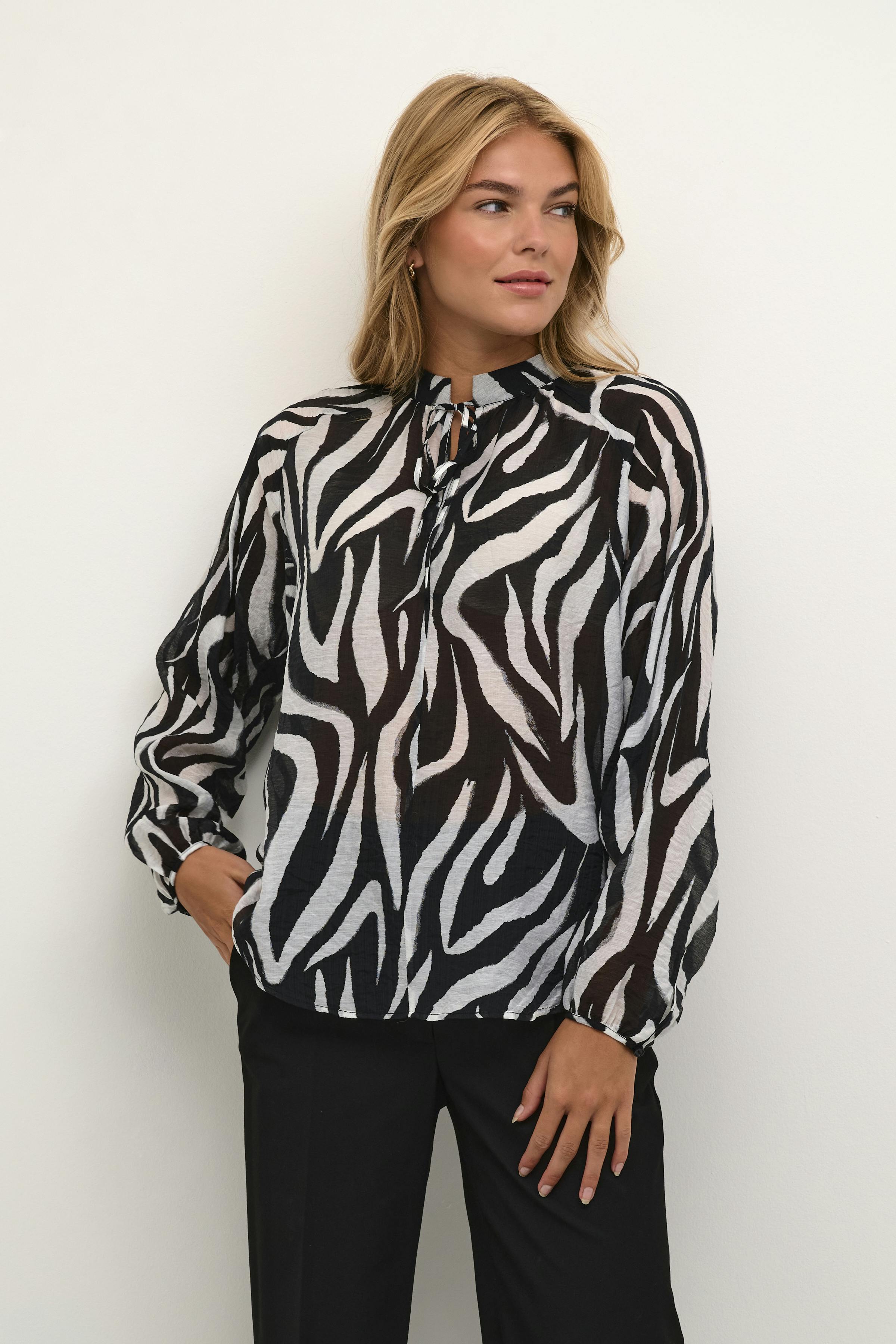 ZoraKB Blouse LOOKBOOK FRONT 10104816-194008