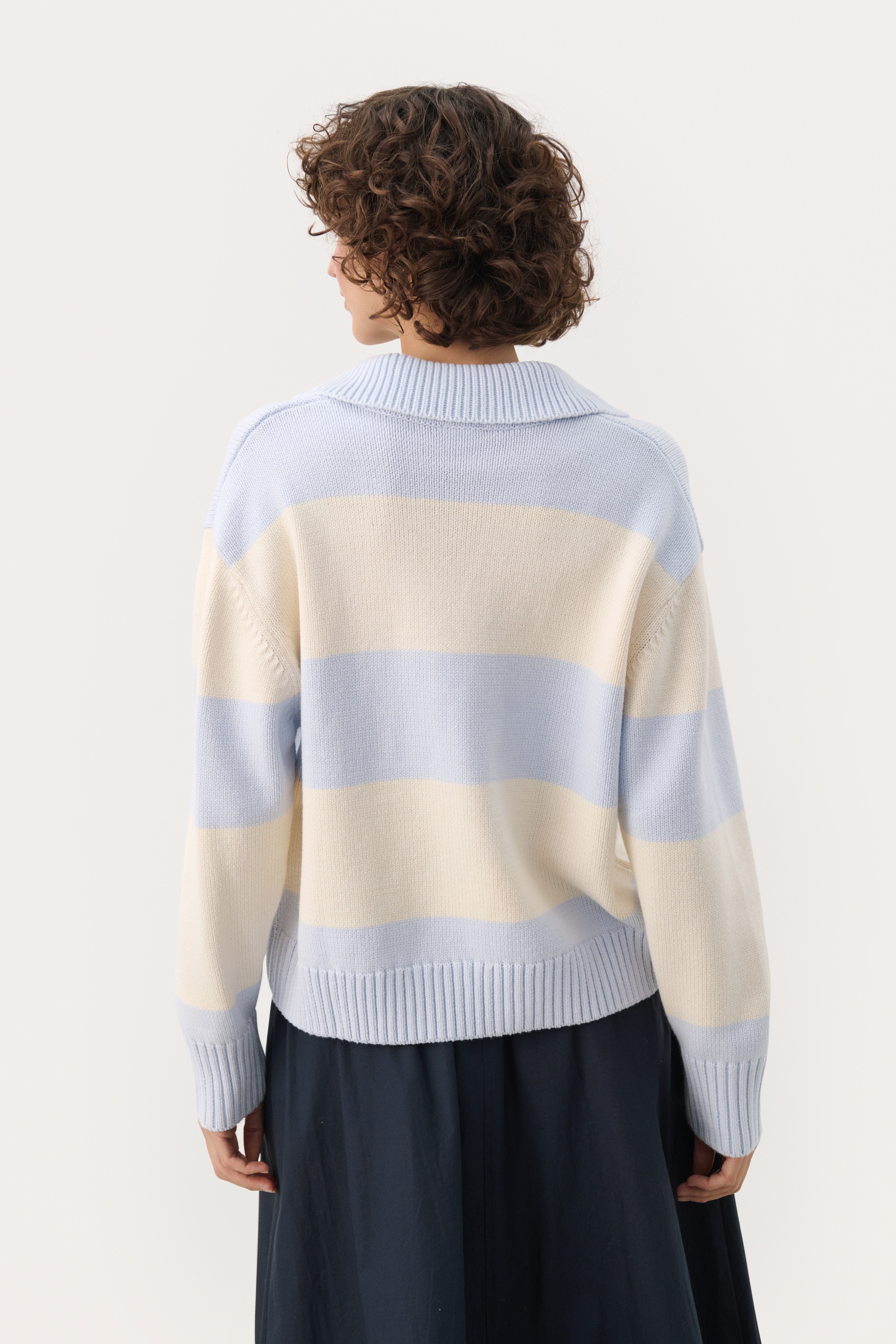 ElindaPW Pullover LOOKBOOK BACK 30308436-303636