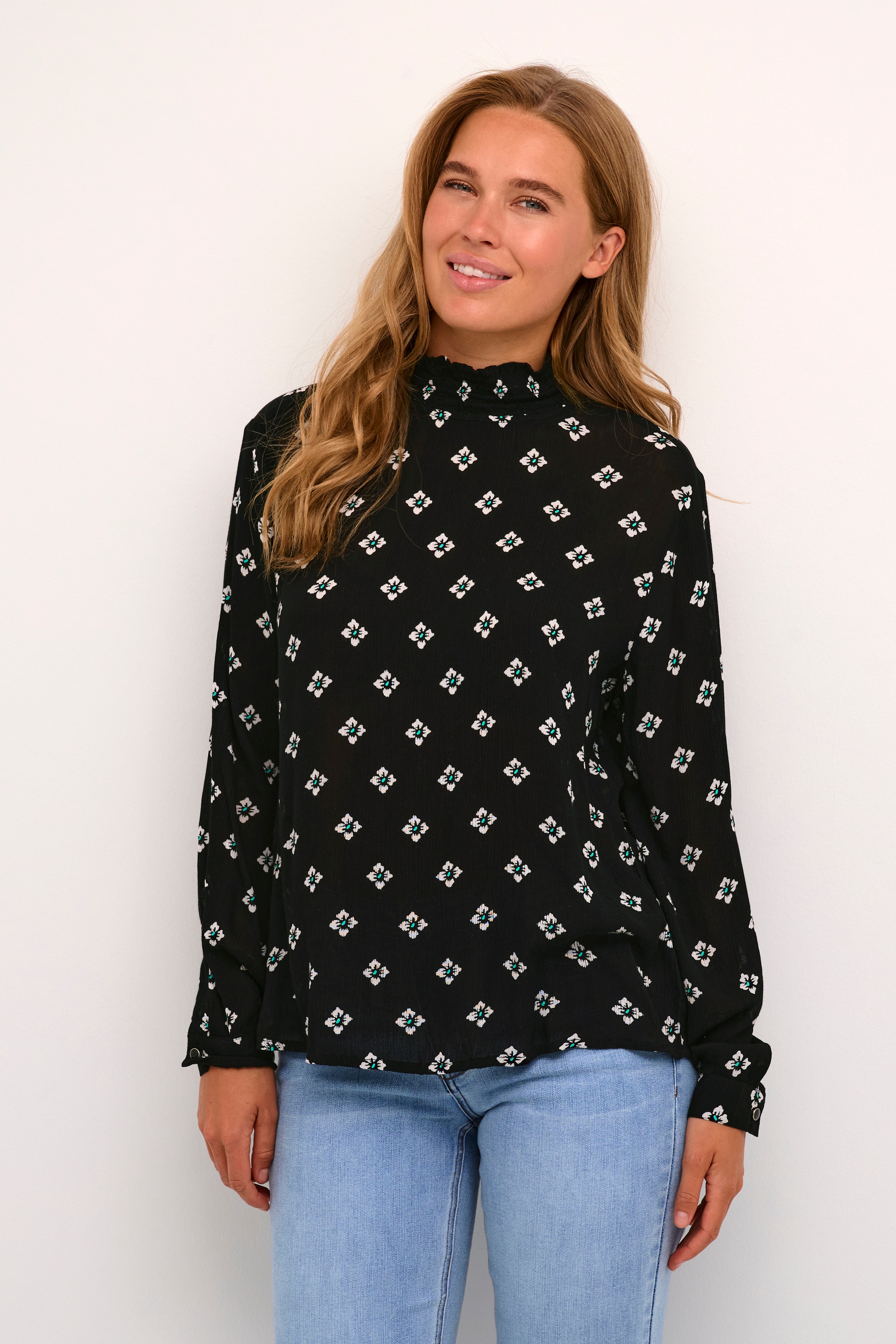 KAamber Bluse LOOKBOOK FRONT 10508258-105319