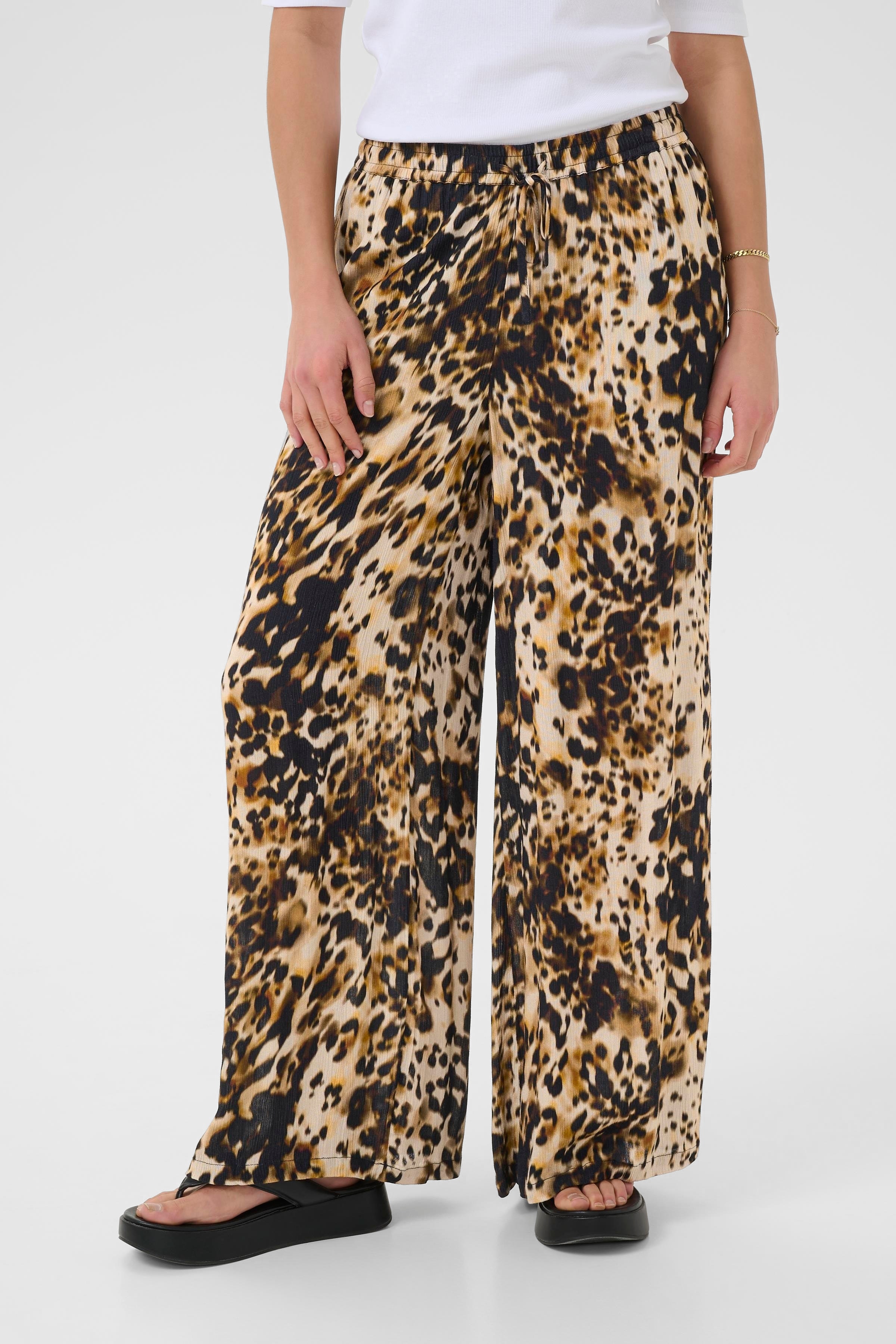KAthora Bukser LOOKBOOK FRONT 10510037-107550