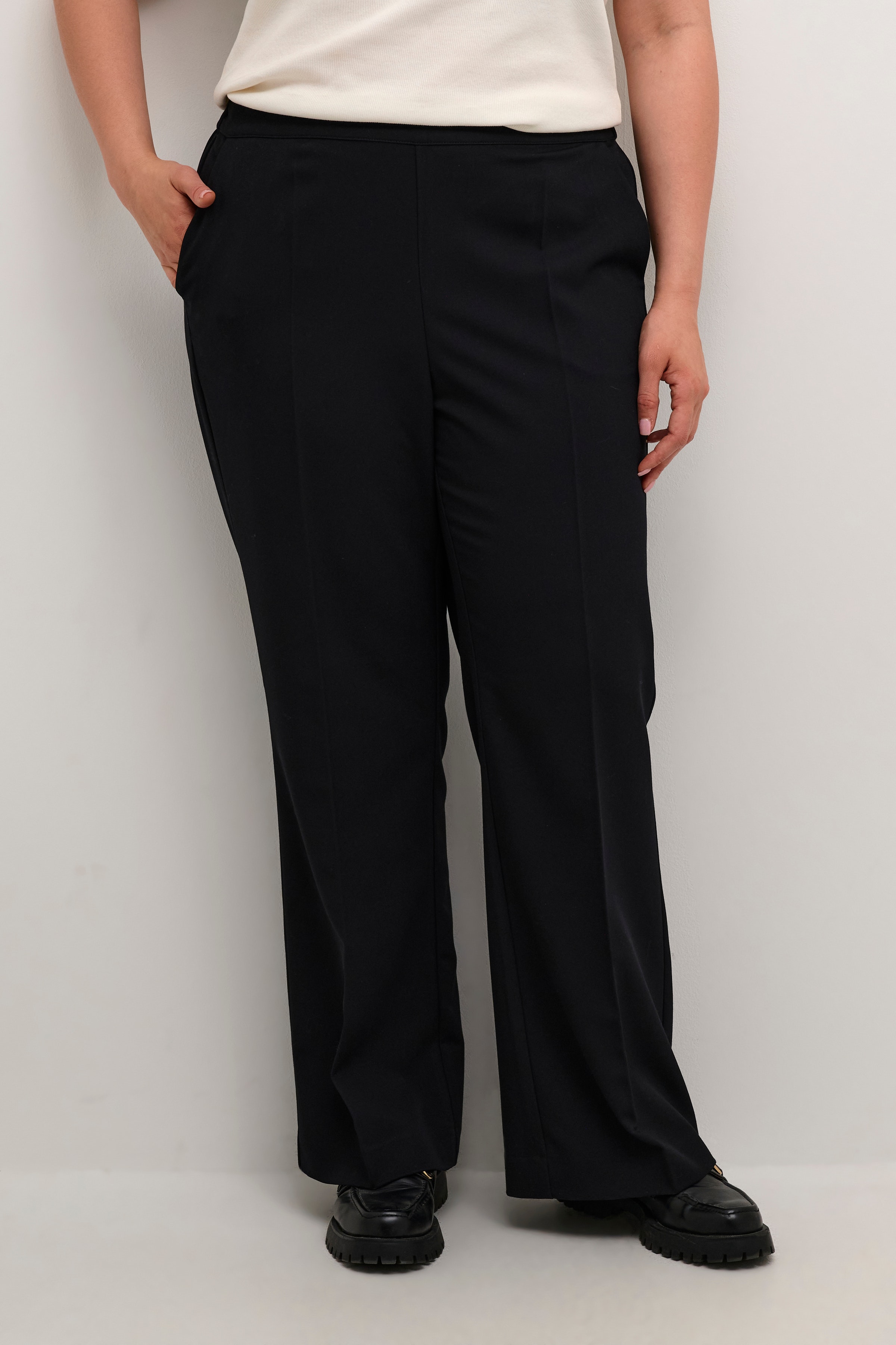 KCsakira Trousers LOOKBOOK FRONT 10582588-100121