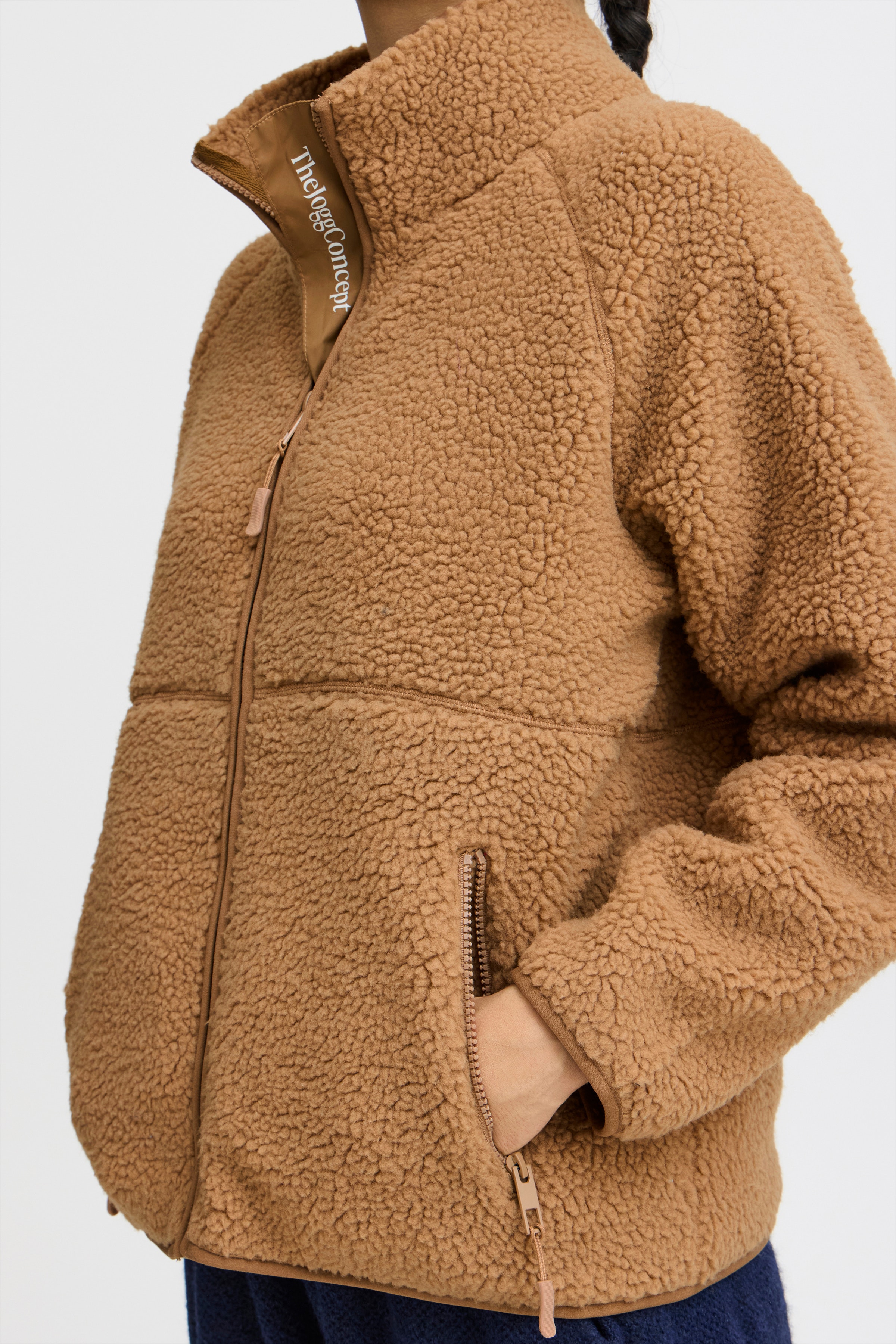 JCBERRI Outerwear LOOKBOOK DETAIL 22800603-181022