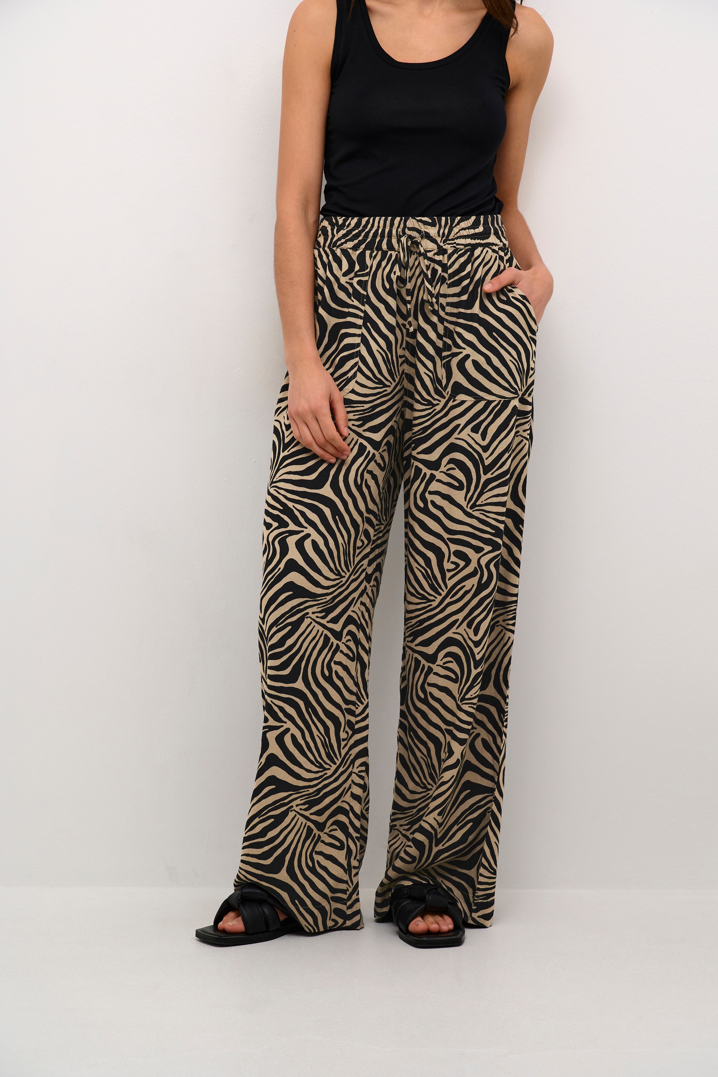 KAmilia Trousers LOOKBOOK FRONT 10508314-106782