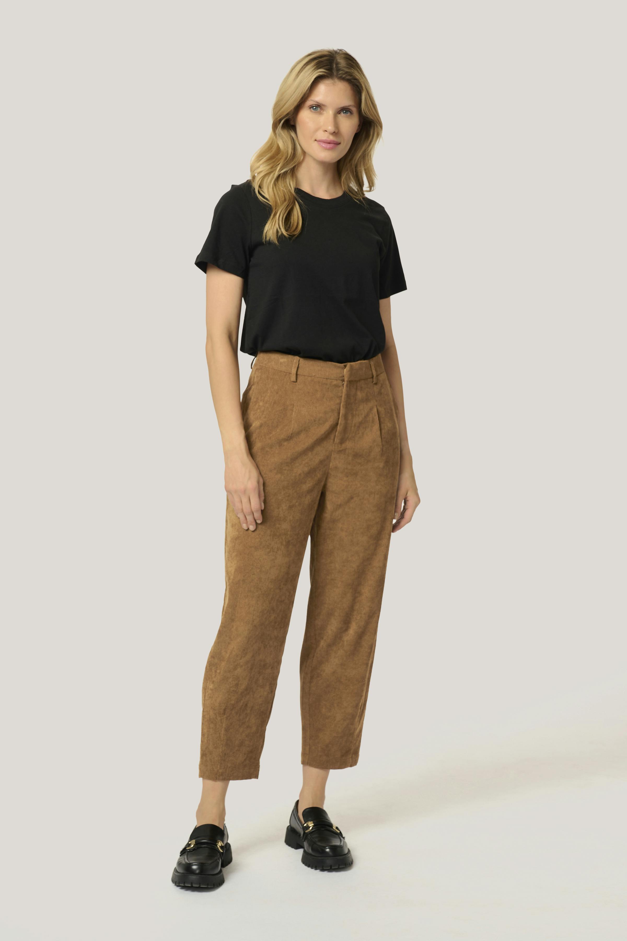 KAvera Hose LOOKBOOK FRONT 10509216-181031