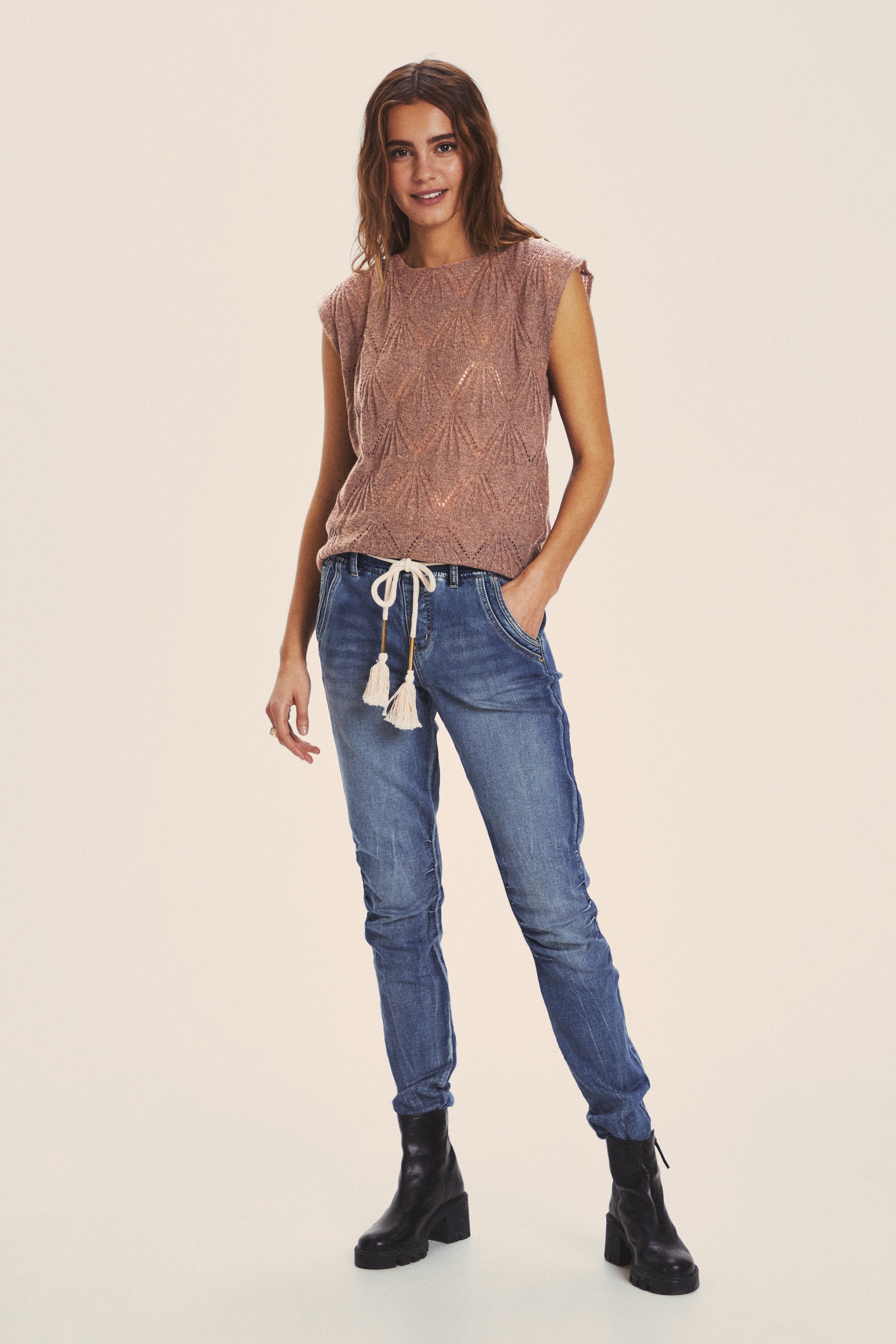 Stickad väst LOOKBOOK FRONT 10608450-101366