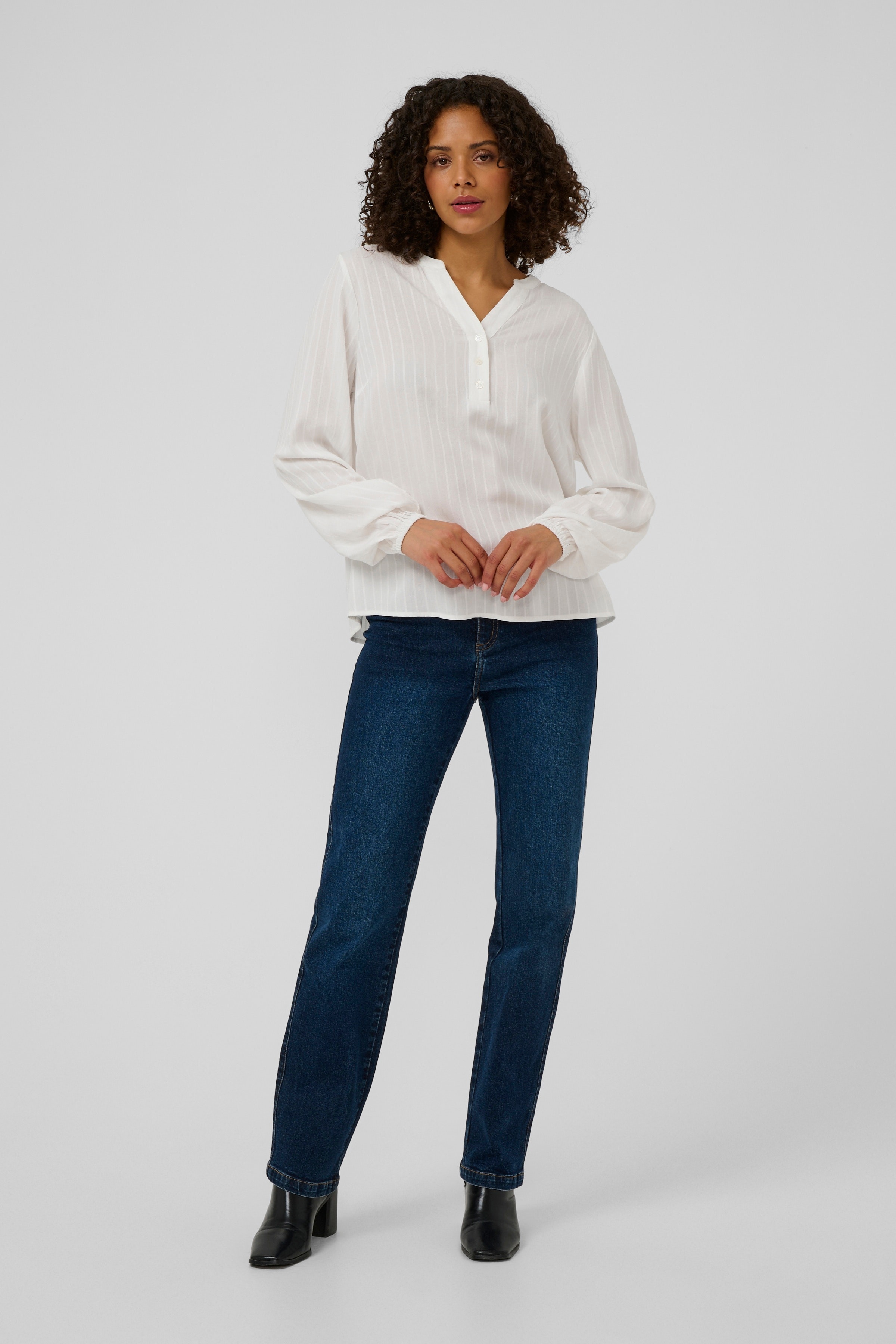 KAmilia Blouse LOOKBOOK FRONT 10508313-110602