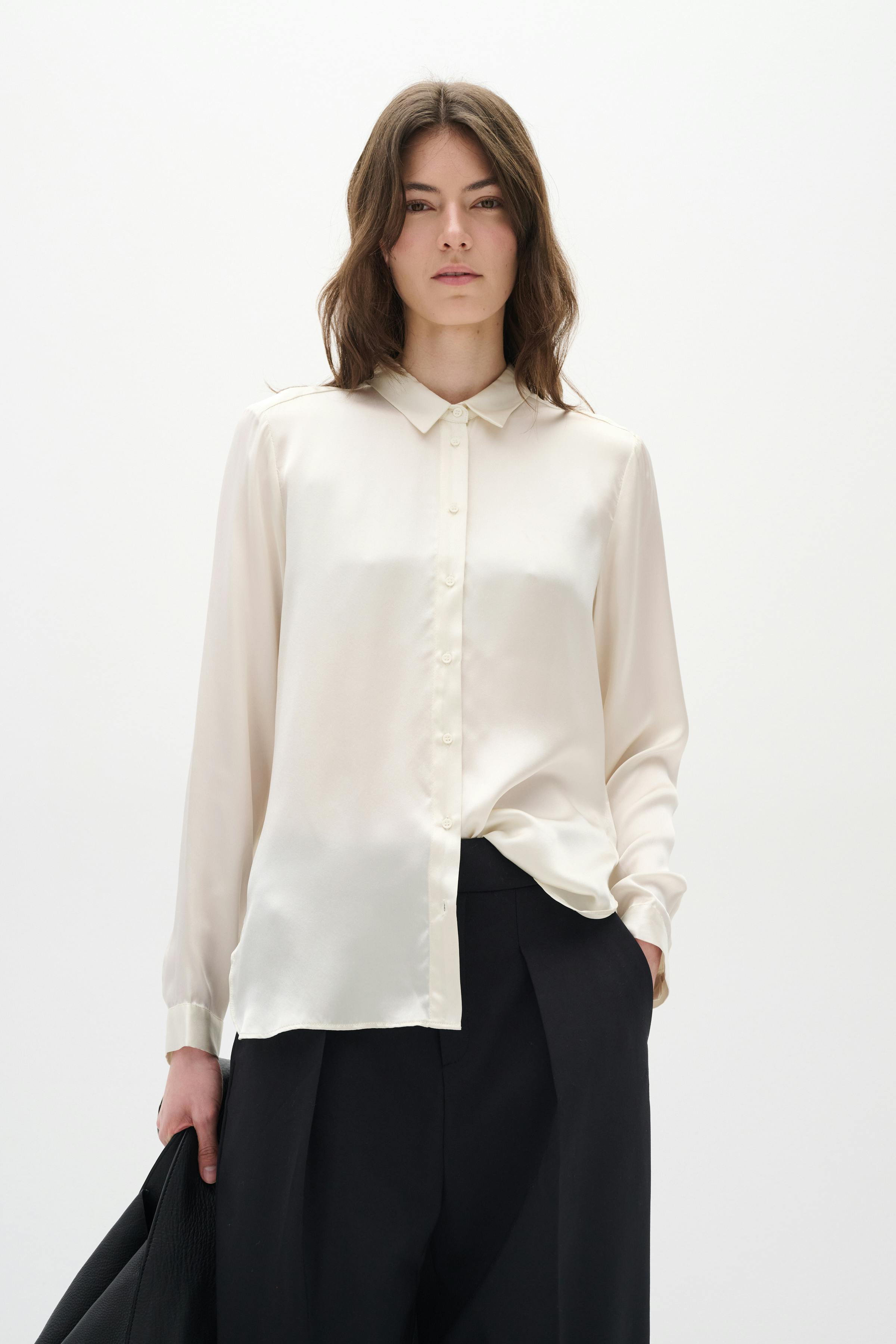 Leonore Shirt Premium LOOKBOOK FRONT 30104237-110701