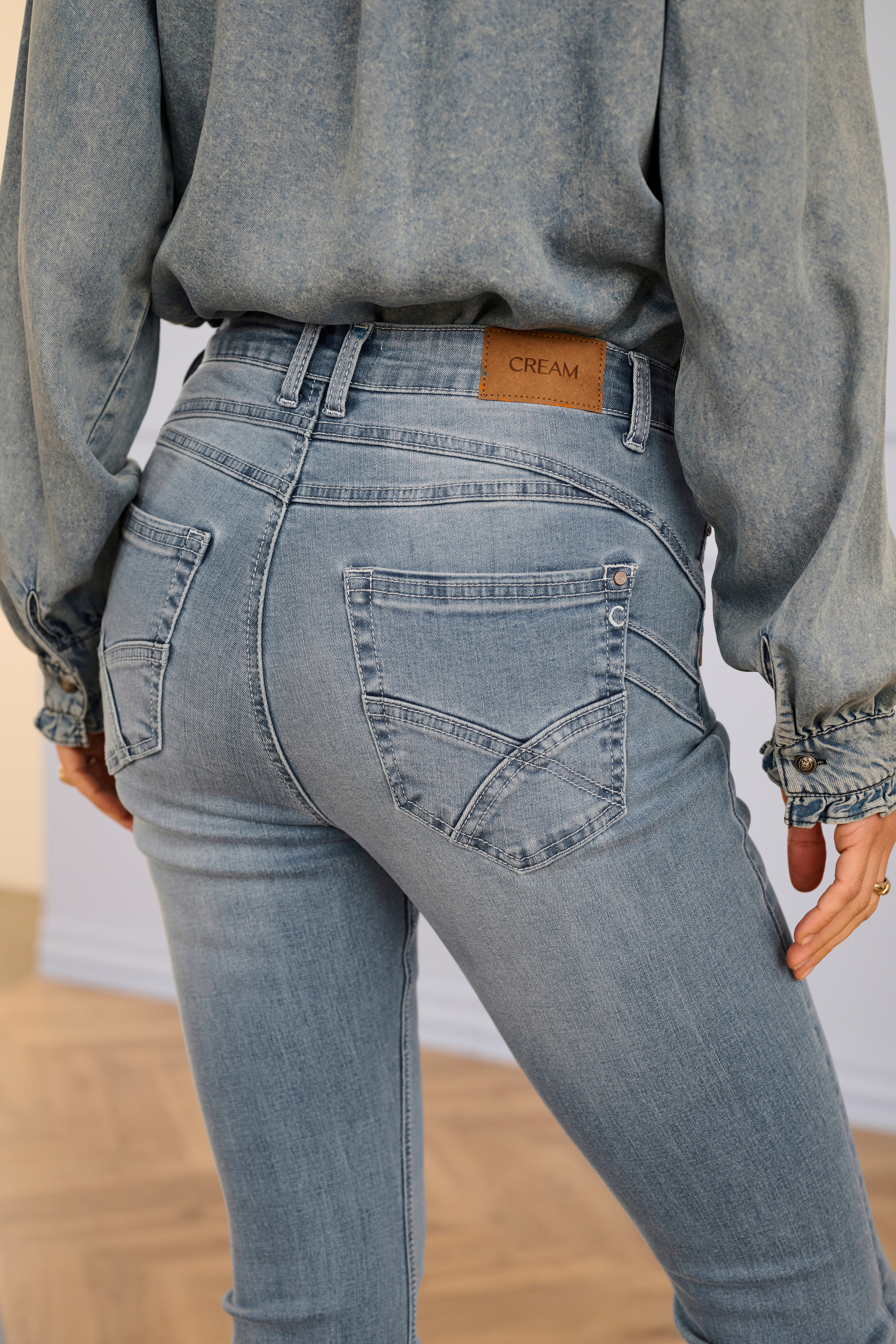 CREllie Hemd LOCATION NONE 10614599-108865