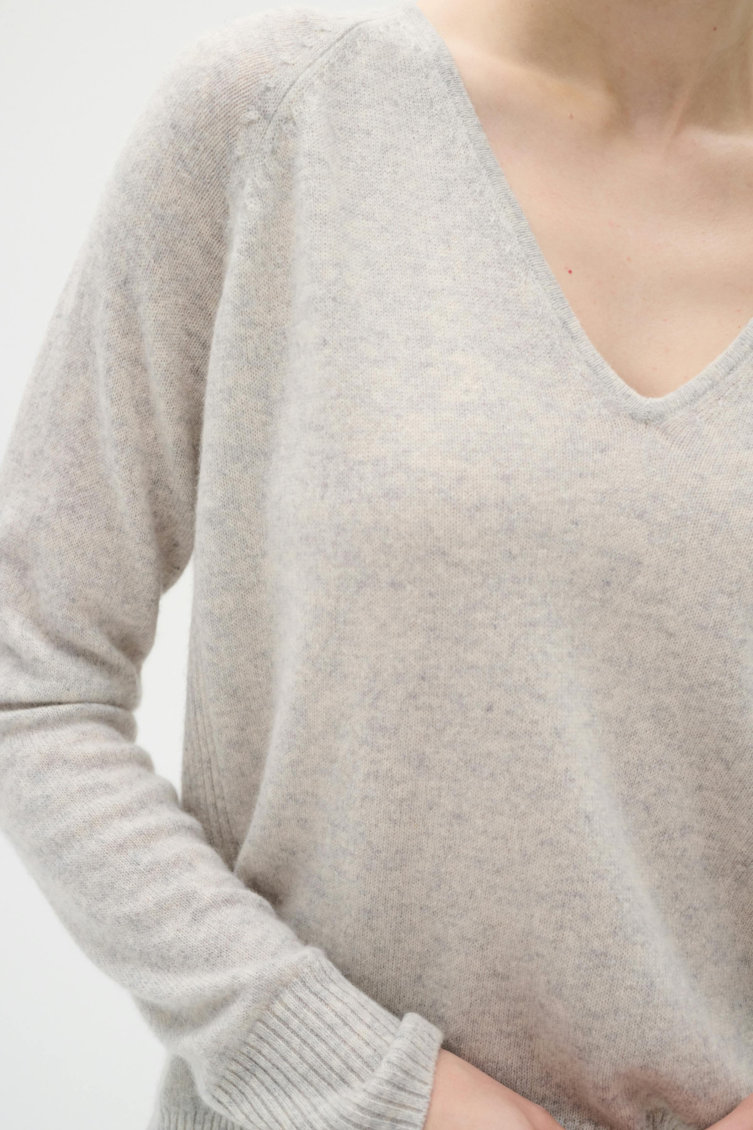 Lukka V-neck Cashmere Pullover LOOKBOOK DETAIL 30104240-10045