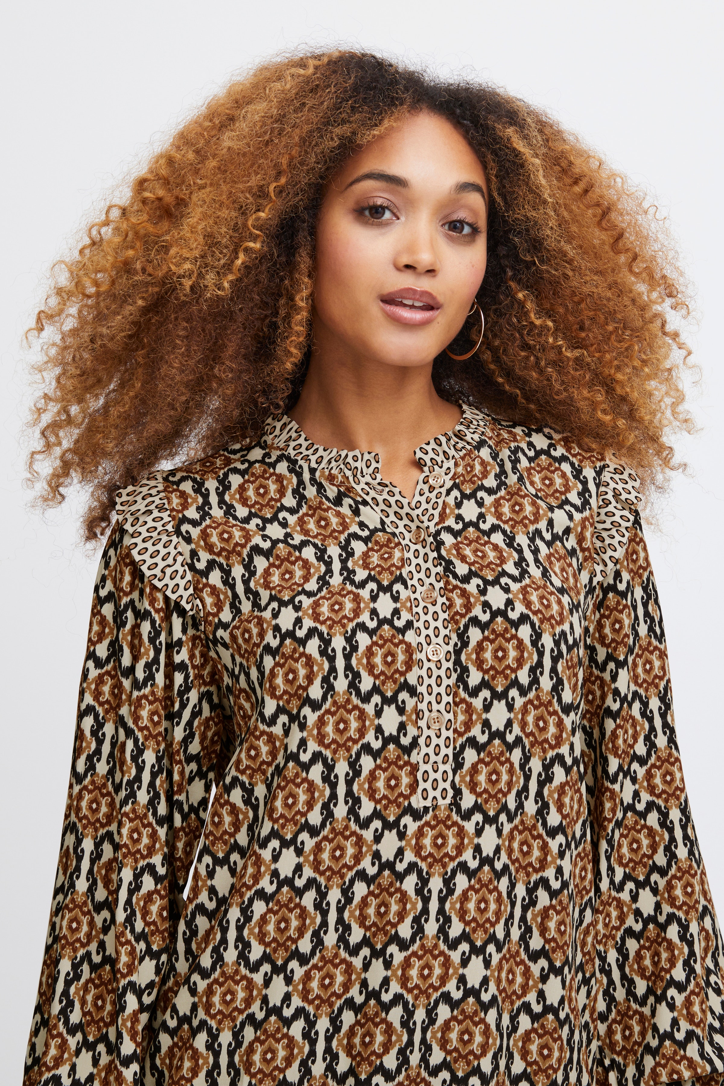 SBALORA Bluse LOOKBOOK DETAIL 22100434-140002