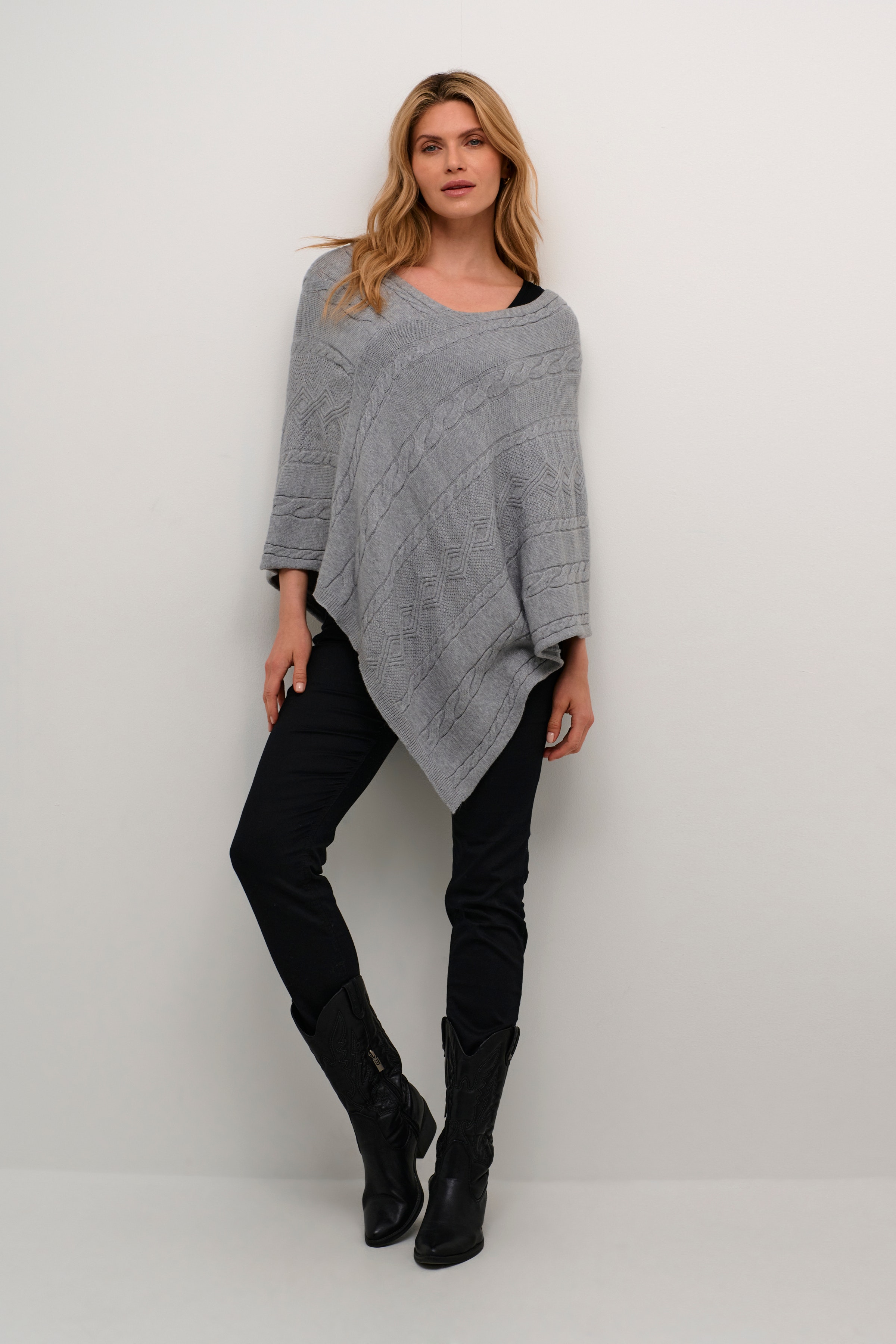 CRDela Poncho LOOKBOOK FRONT 10612829-100391