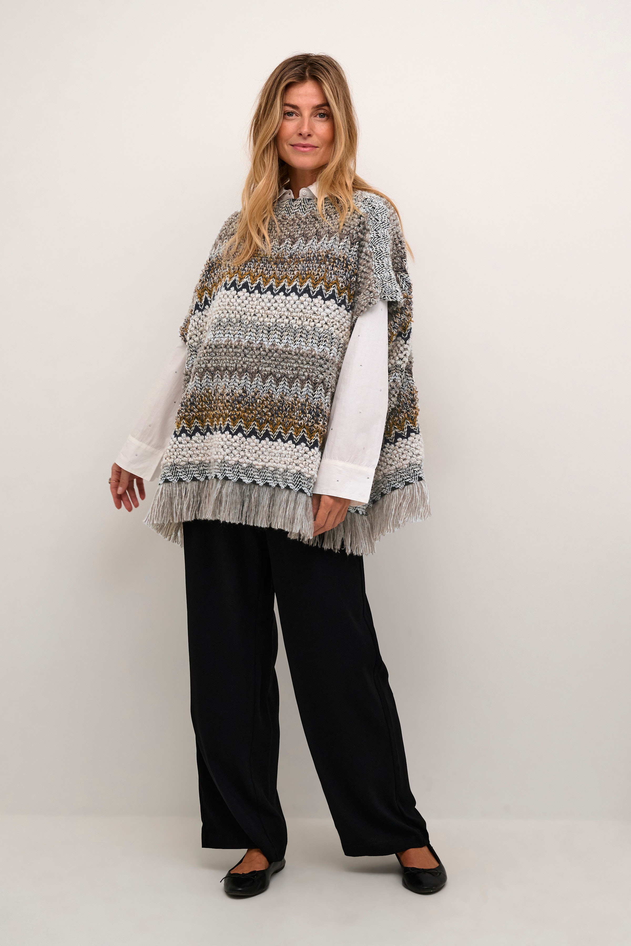 CRGoldy Poncho LOOKBOOK FRONT 10613065-106699