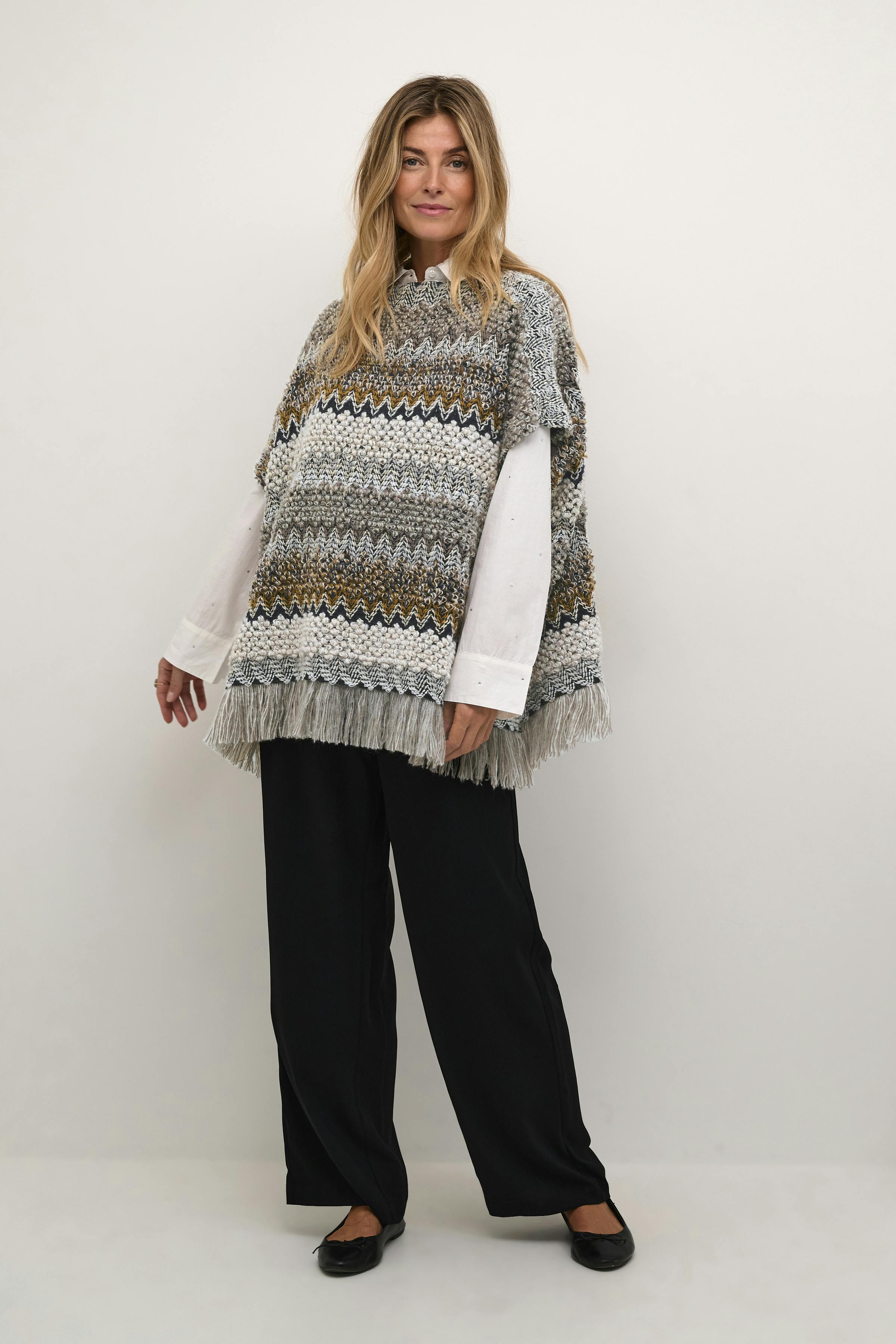 CRGoldy Poncho LOOKBOOK FRONT 10613065-106699