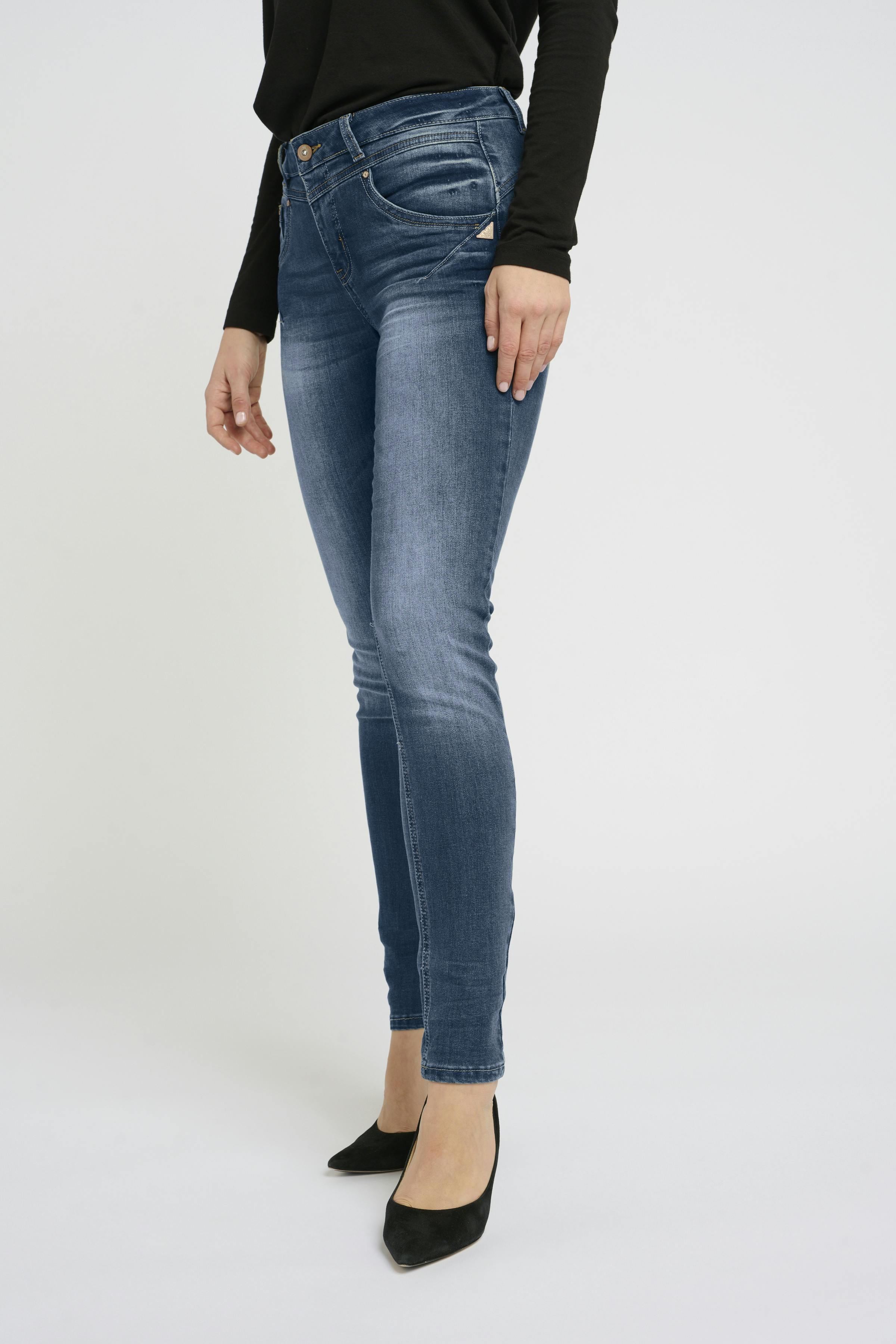 Amalie Jeans LOOKBOOK FRONT 10604221-62505