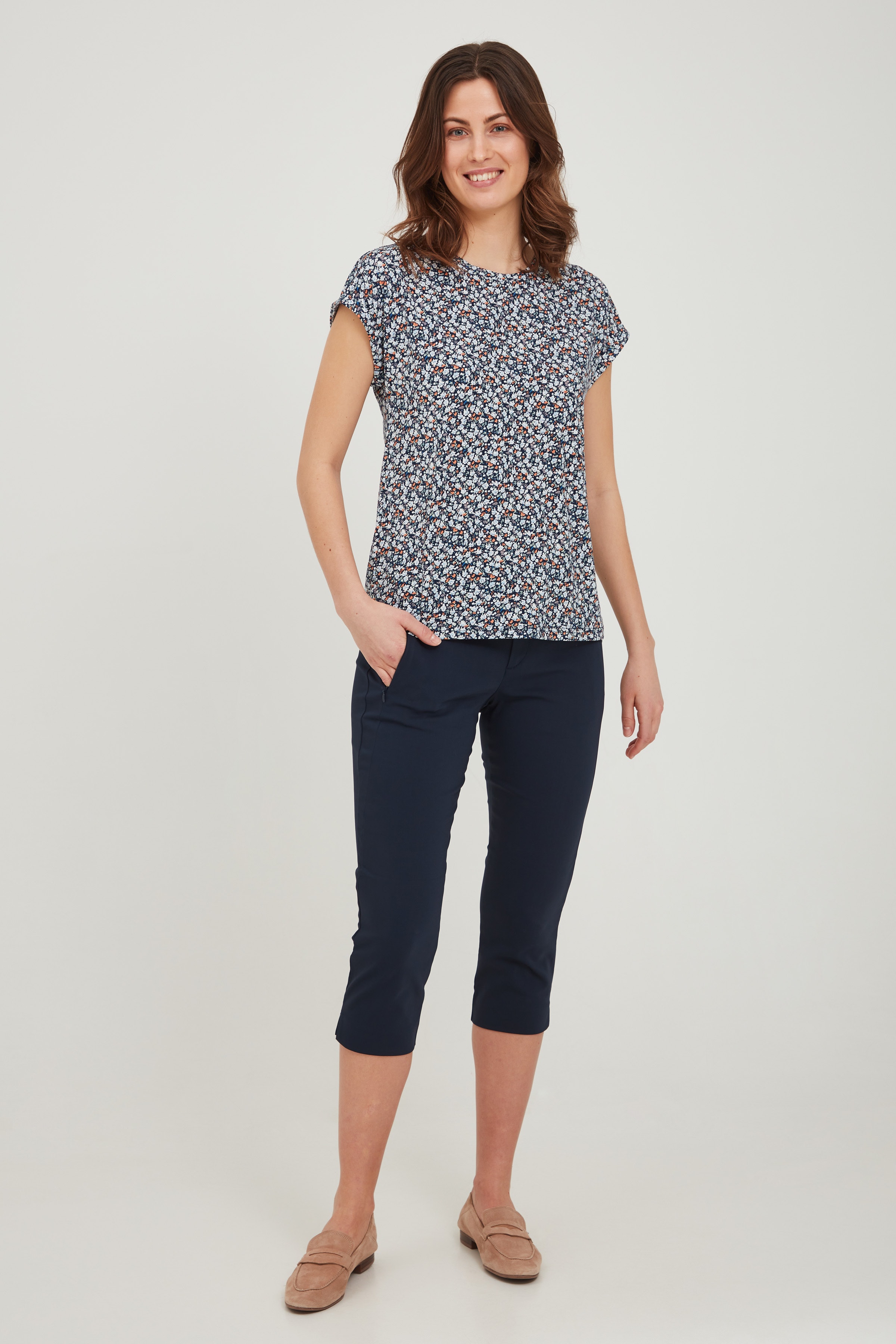 Caprihose LOOKBOOK FRONT 20403325-194020