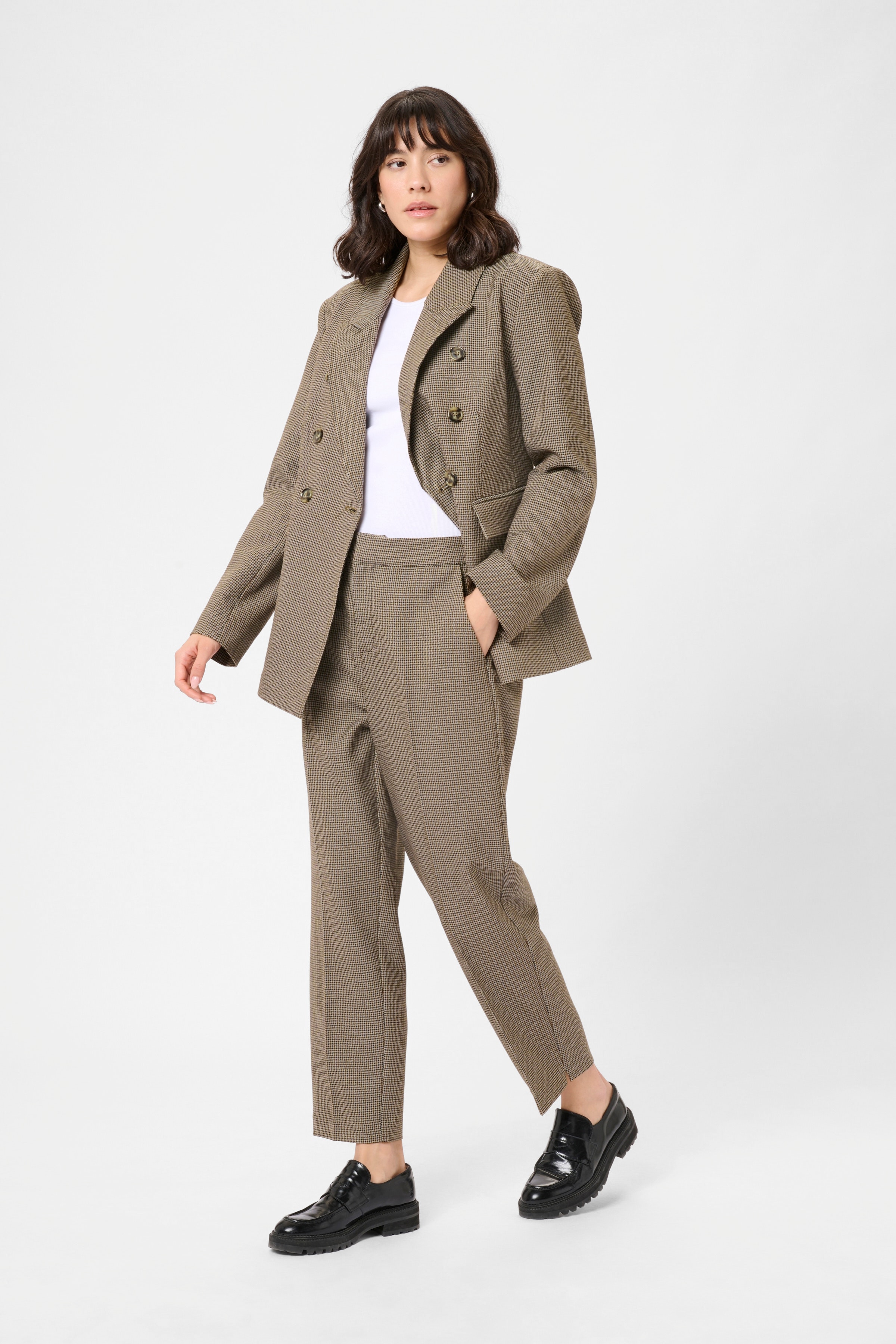 KAelyah Bukser LOOKBOOK FRONT 10510848-108548