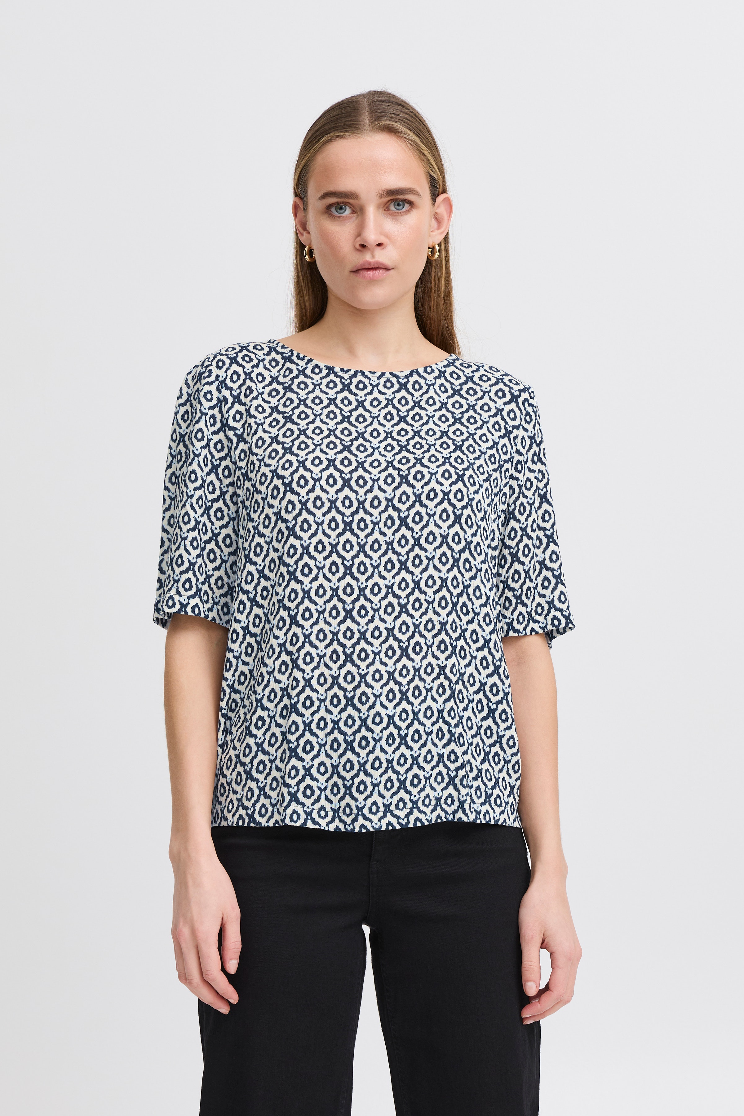 Kortermet bluse LOOKBOOK FRONT 20122971-204483