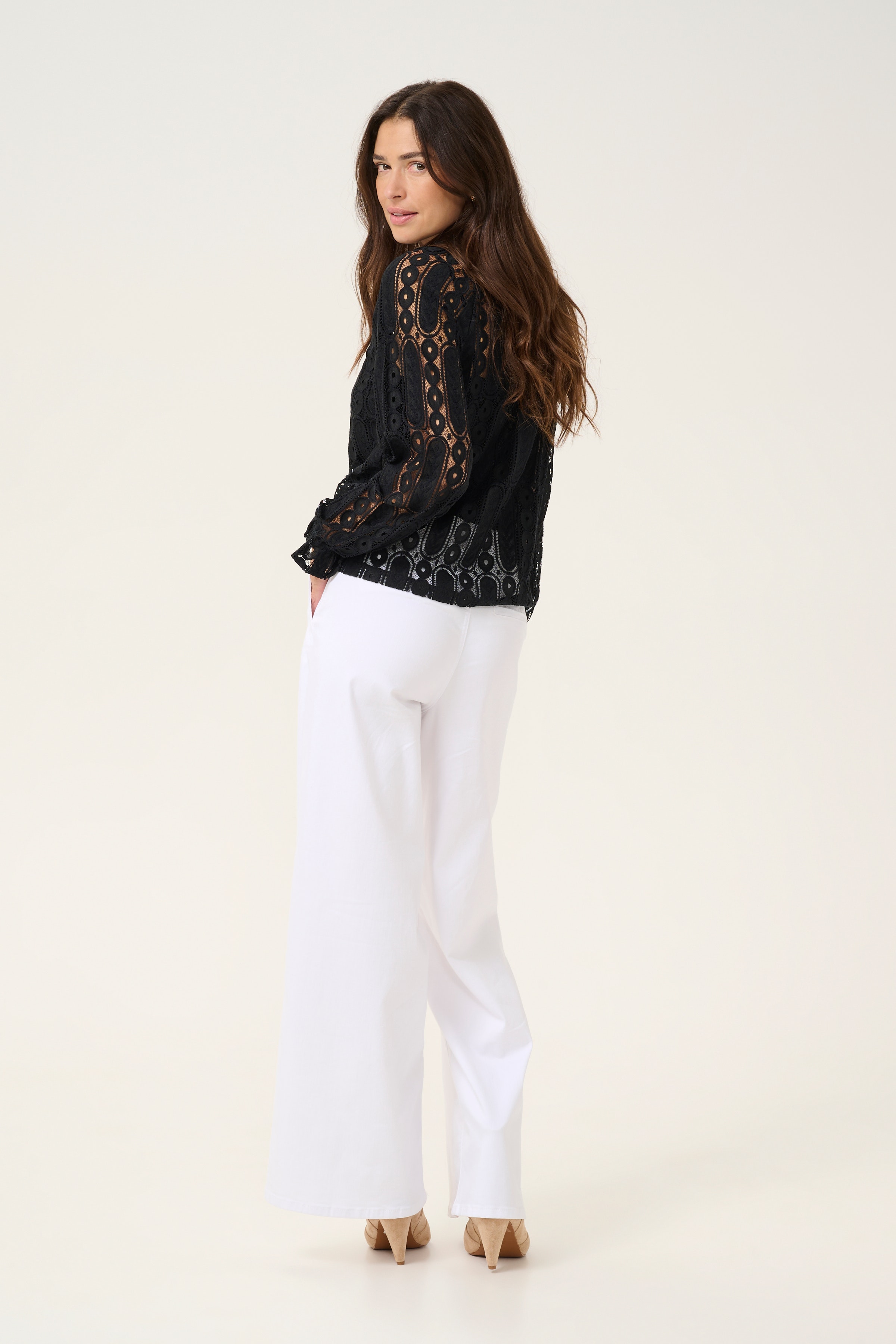 CRTully Blouse LOOKBOOK BACK 10613676-100120