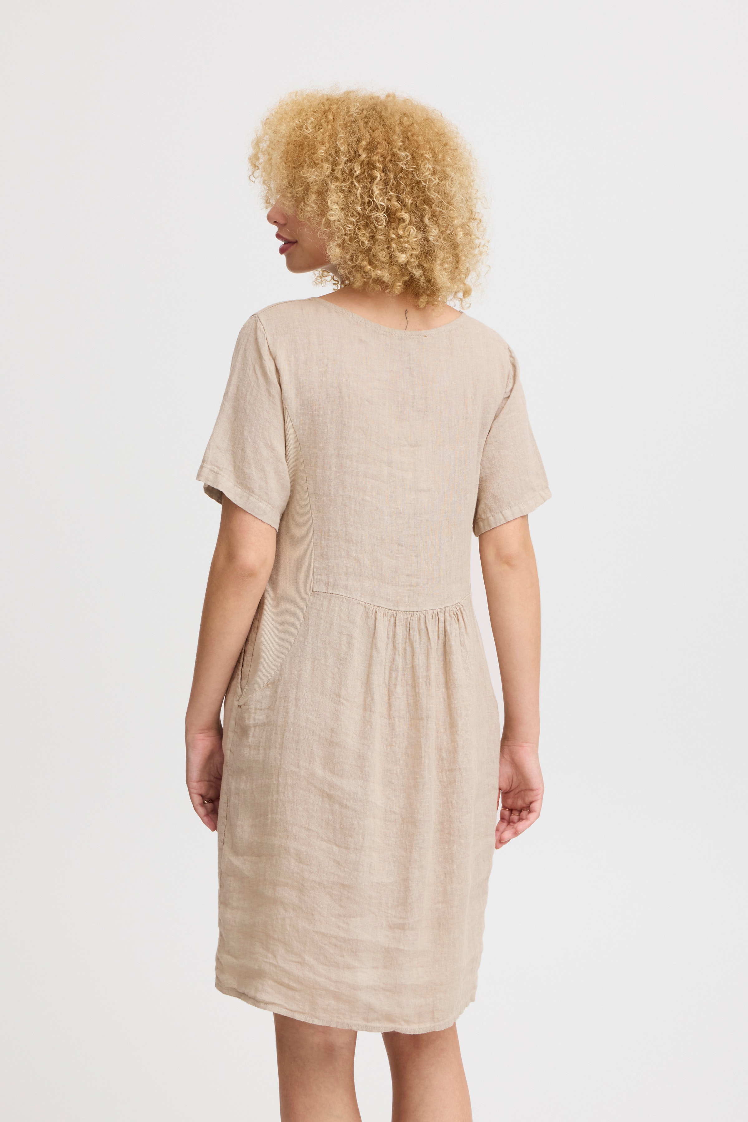 Kjole LOOKBOOK BACK 22100649-130907