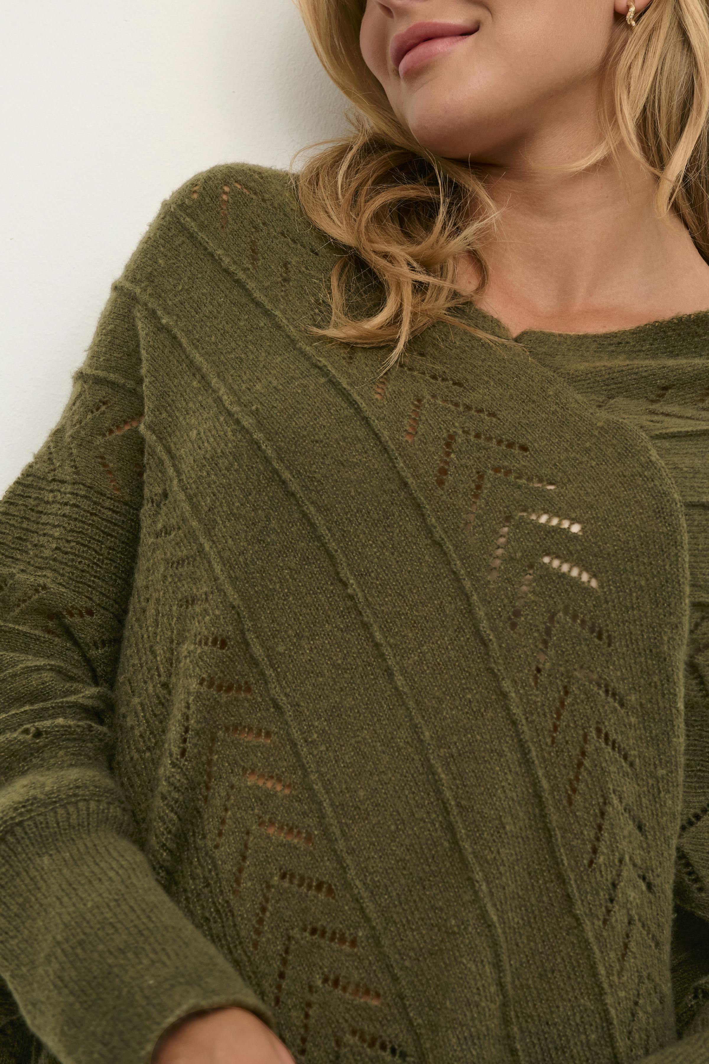 CRHoliday Poncho LOOKBOOK DETAIL 10610828-190413