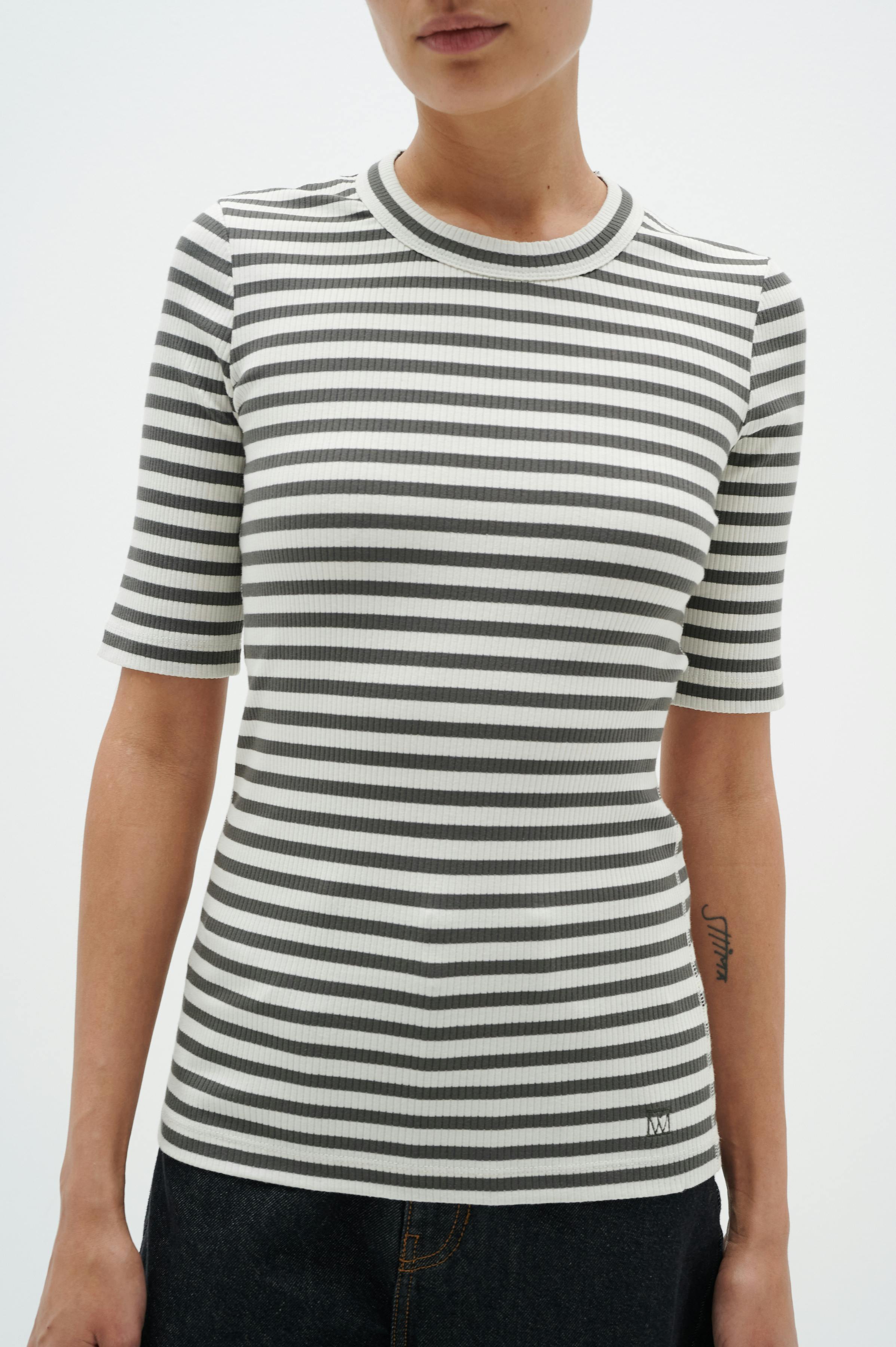 DagnaIW Striped T-shirt LOOKBOOK FRONT 30107269-302406