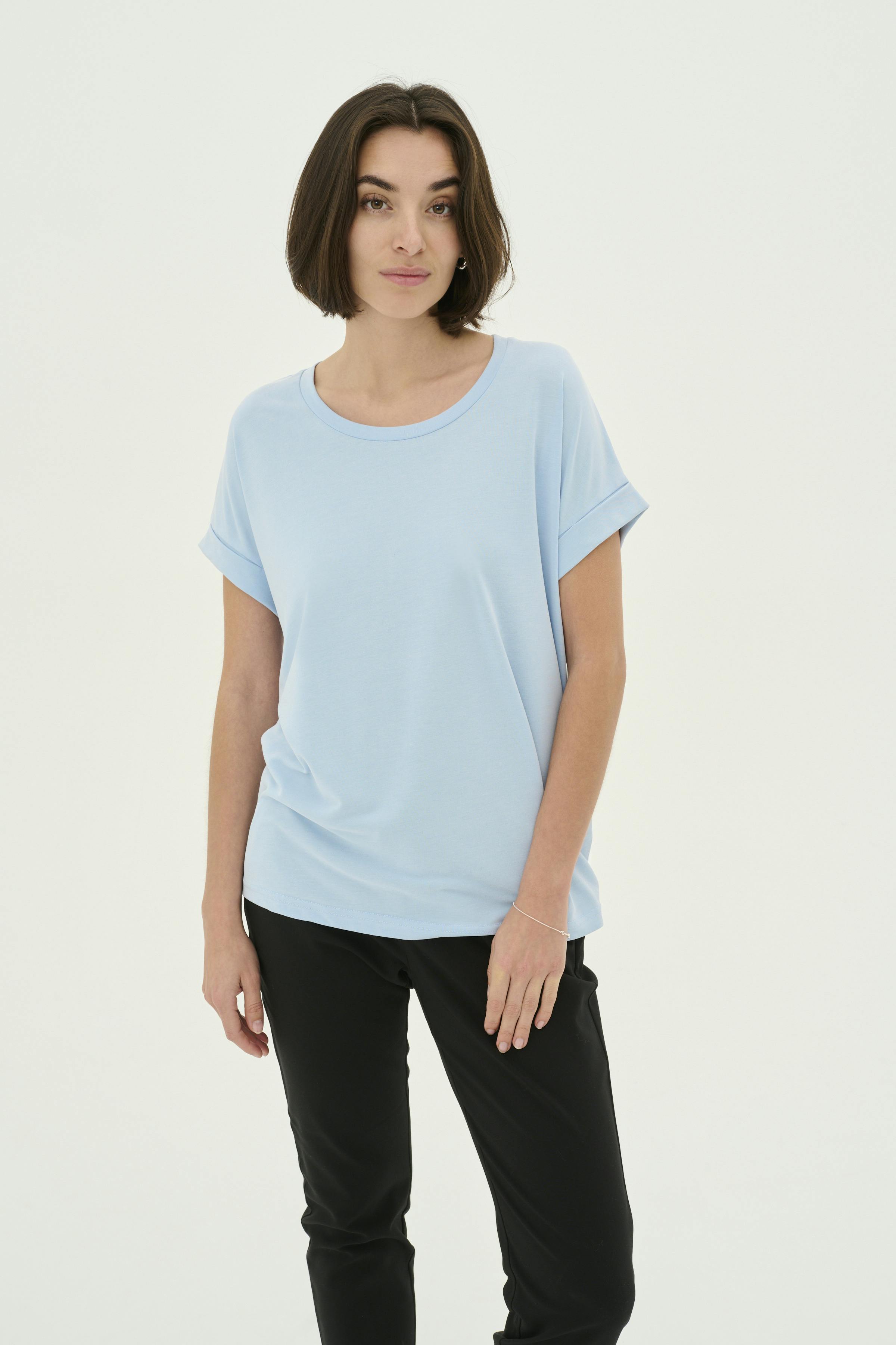 Kajsa T-shirt LOOKBOOK FRONT 50103468-5103392