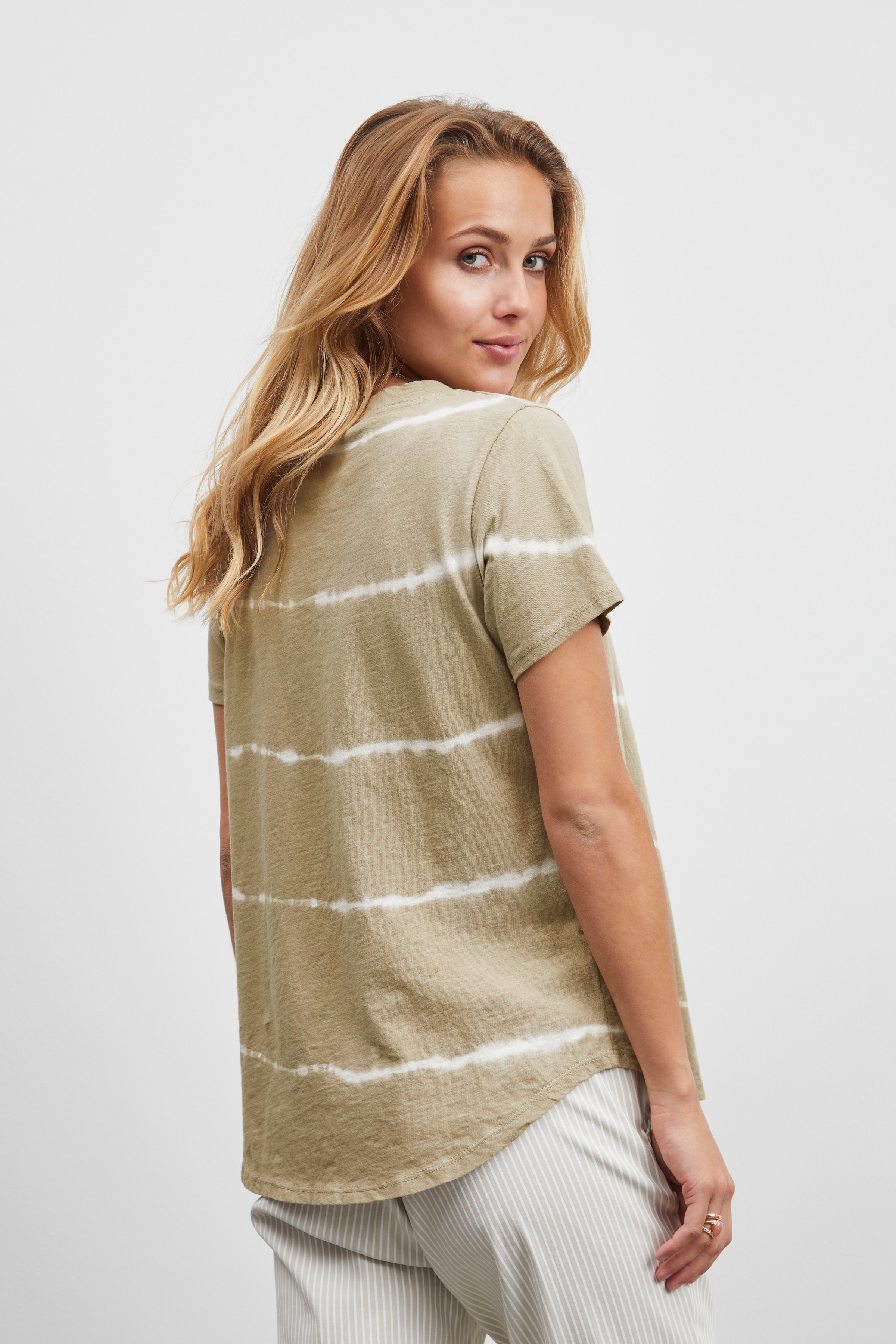 SBFAIDA T-shirt LOOKBOOK FRONT 22100218-161407