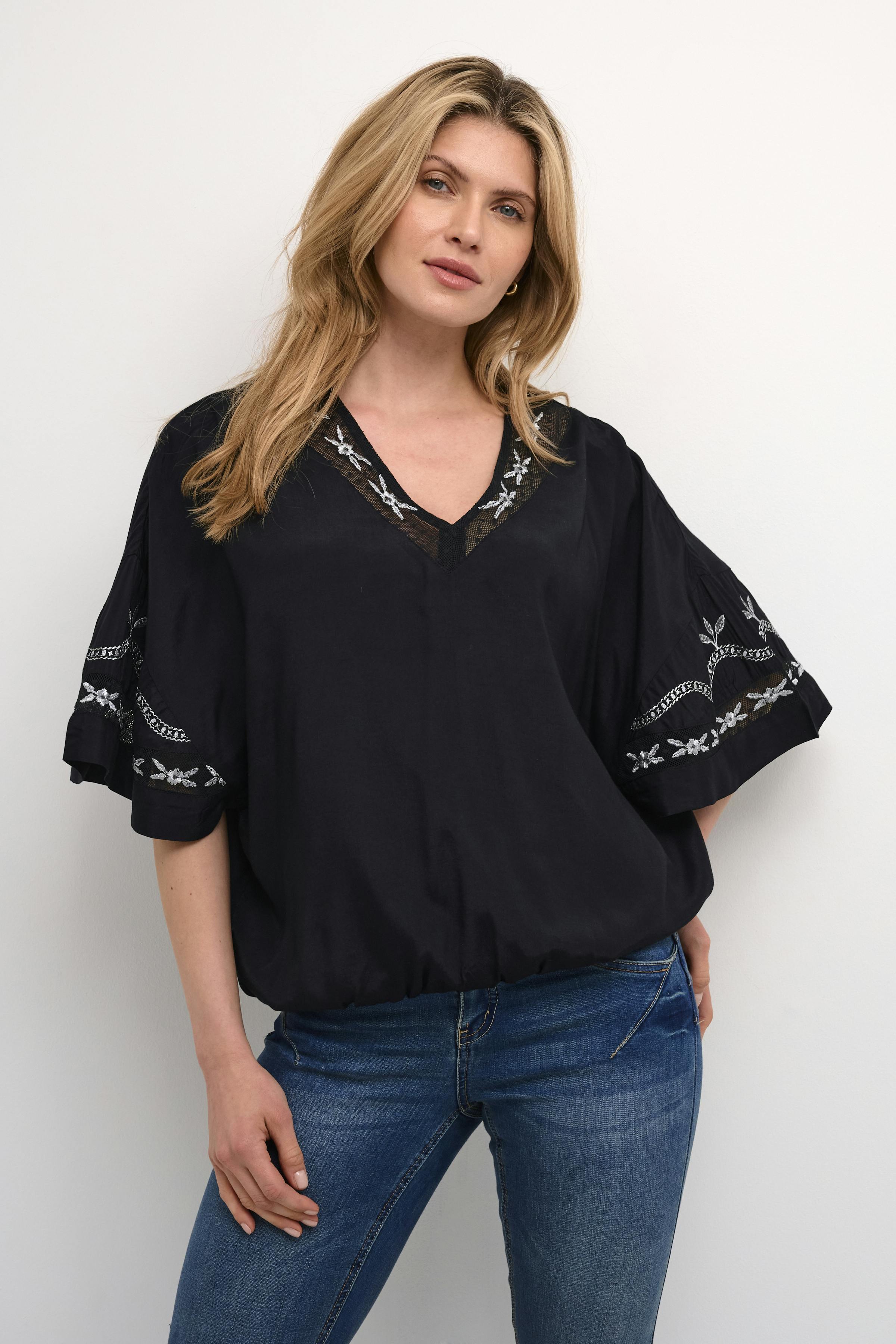 CRMerry Blouse LOOKBOOK FRONT 10613009-100120