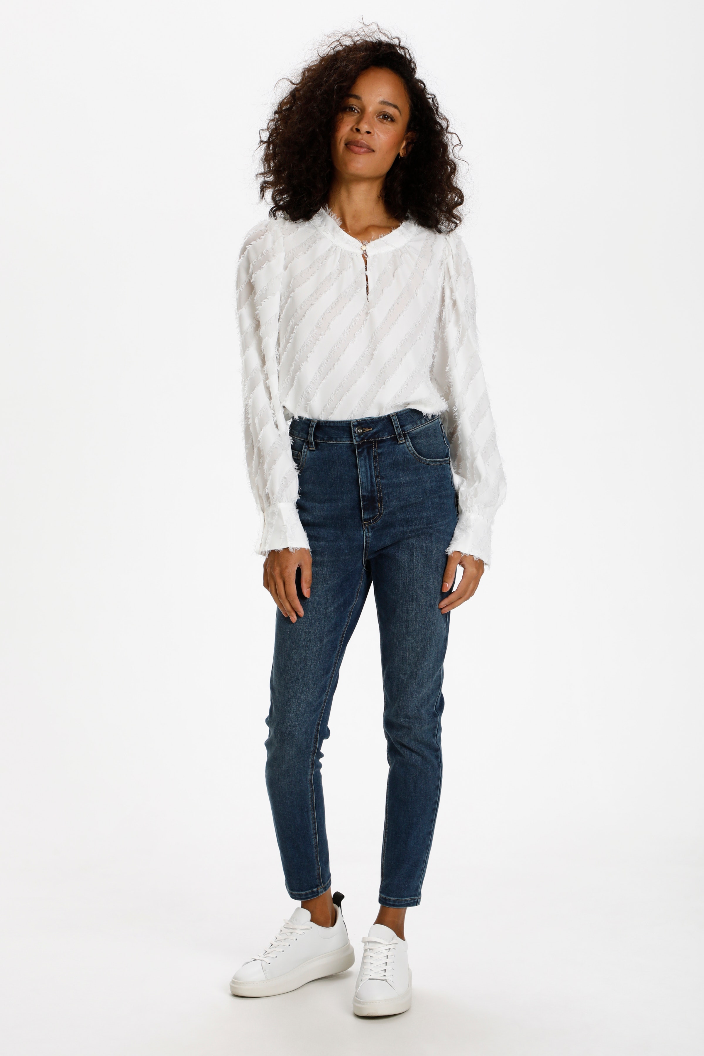 KAriana HW Cropped Jeans LOOKBOOK FRONT 10505602-100316