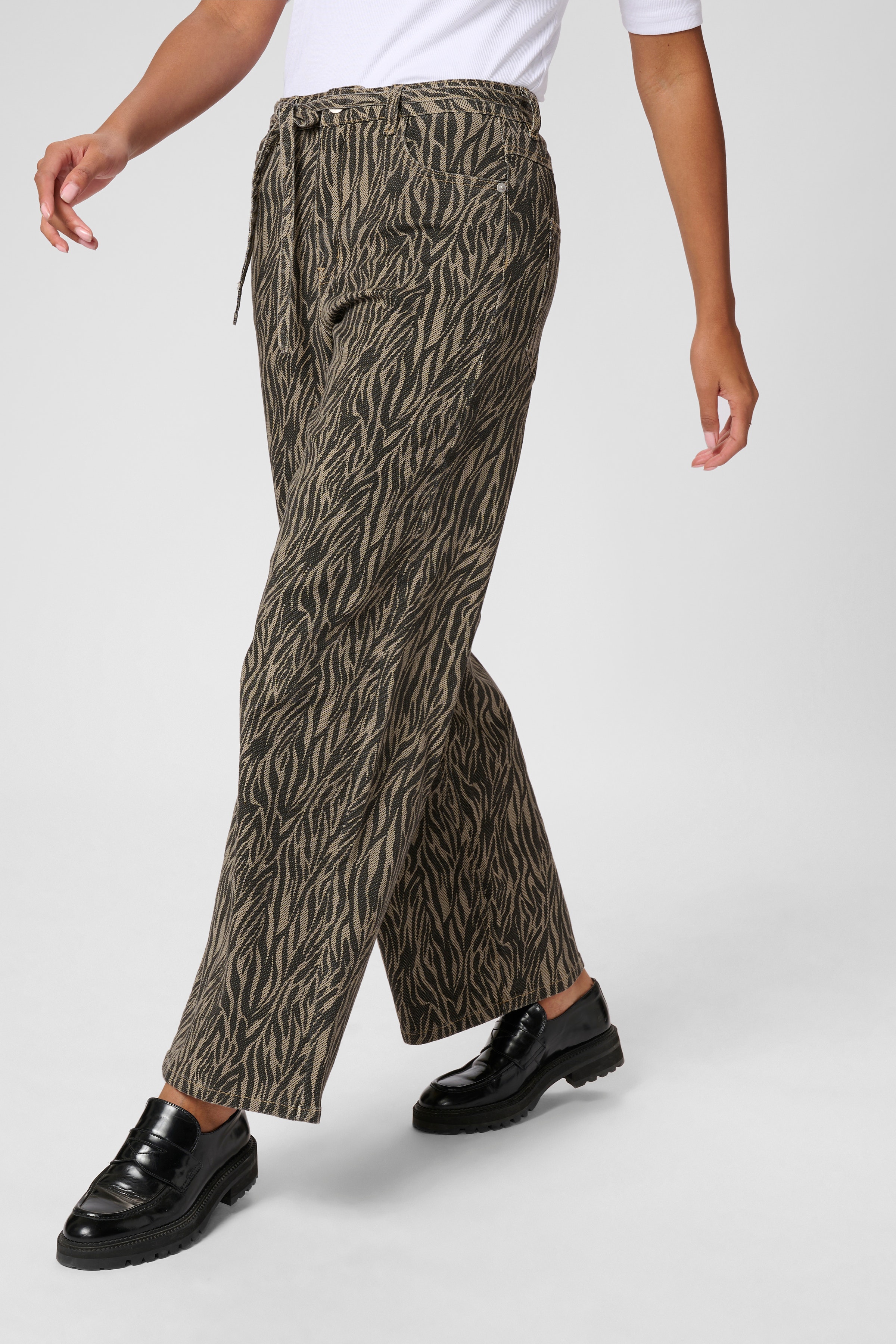 KAleondra Jeans LOOKBOOK FRONT 10510139-107719