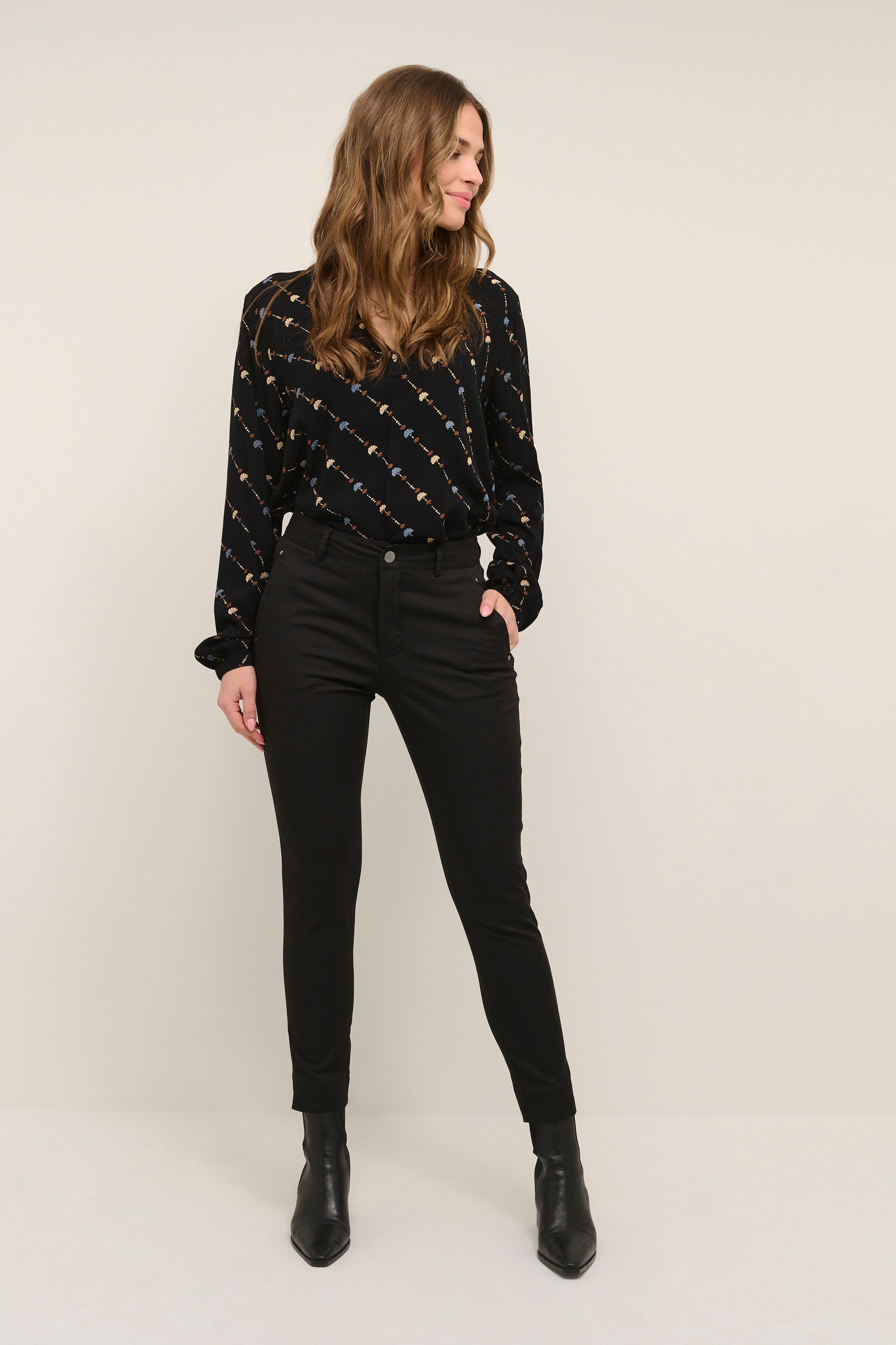 KAlea Bukser LOOKBOOK FRONT 10506839-100121