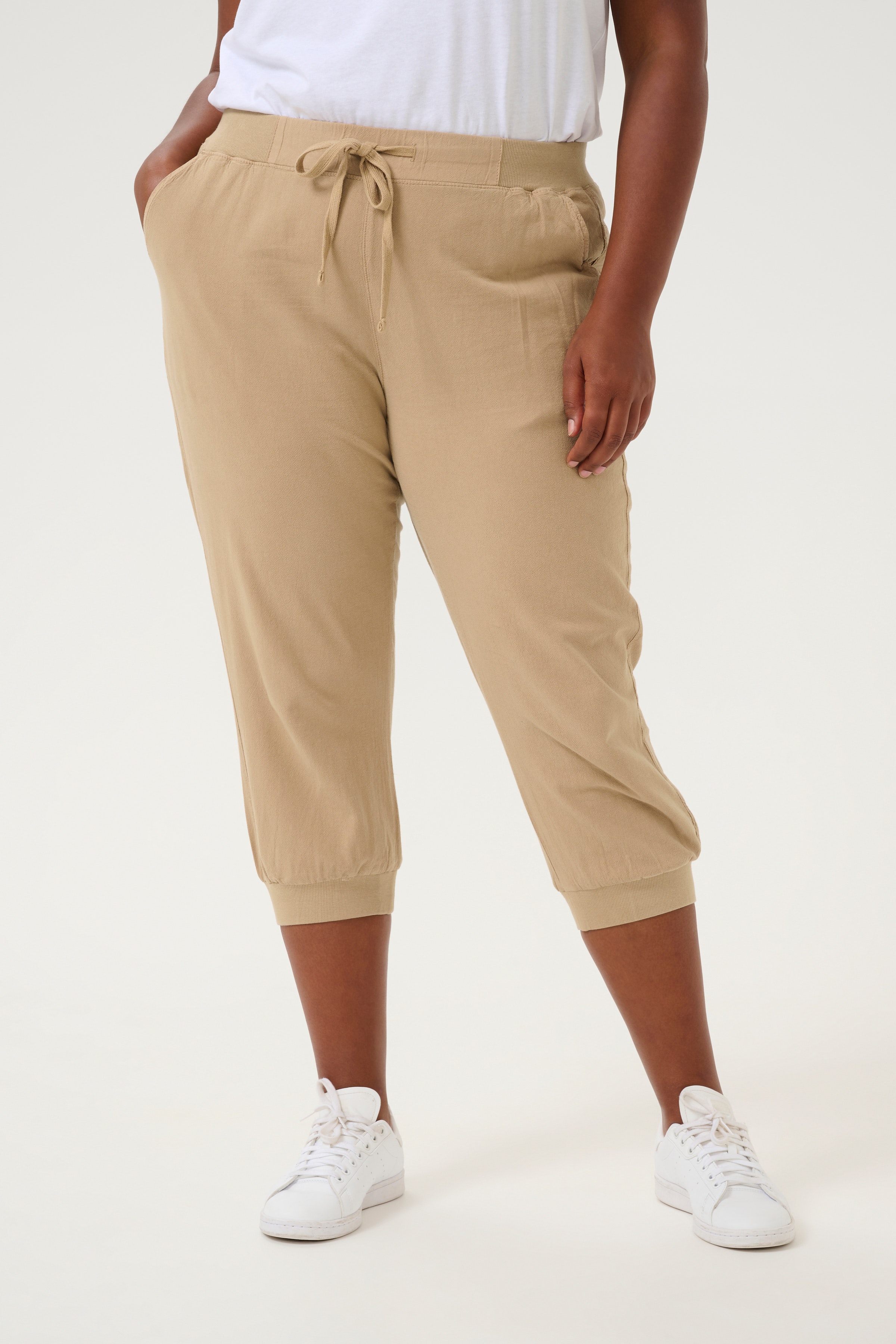 KCnana Capri pants LOOKBOOK FRONT 10580057-101239