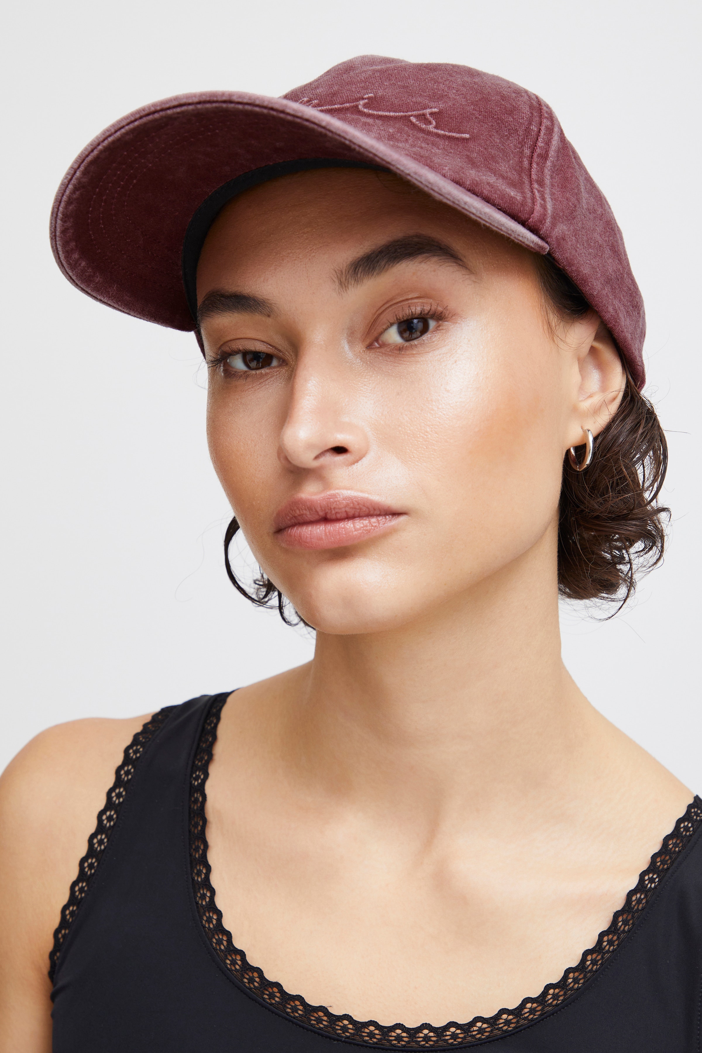 IAPARIS Caps LOOKBOOK DETAIL 20119782-191627